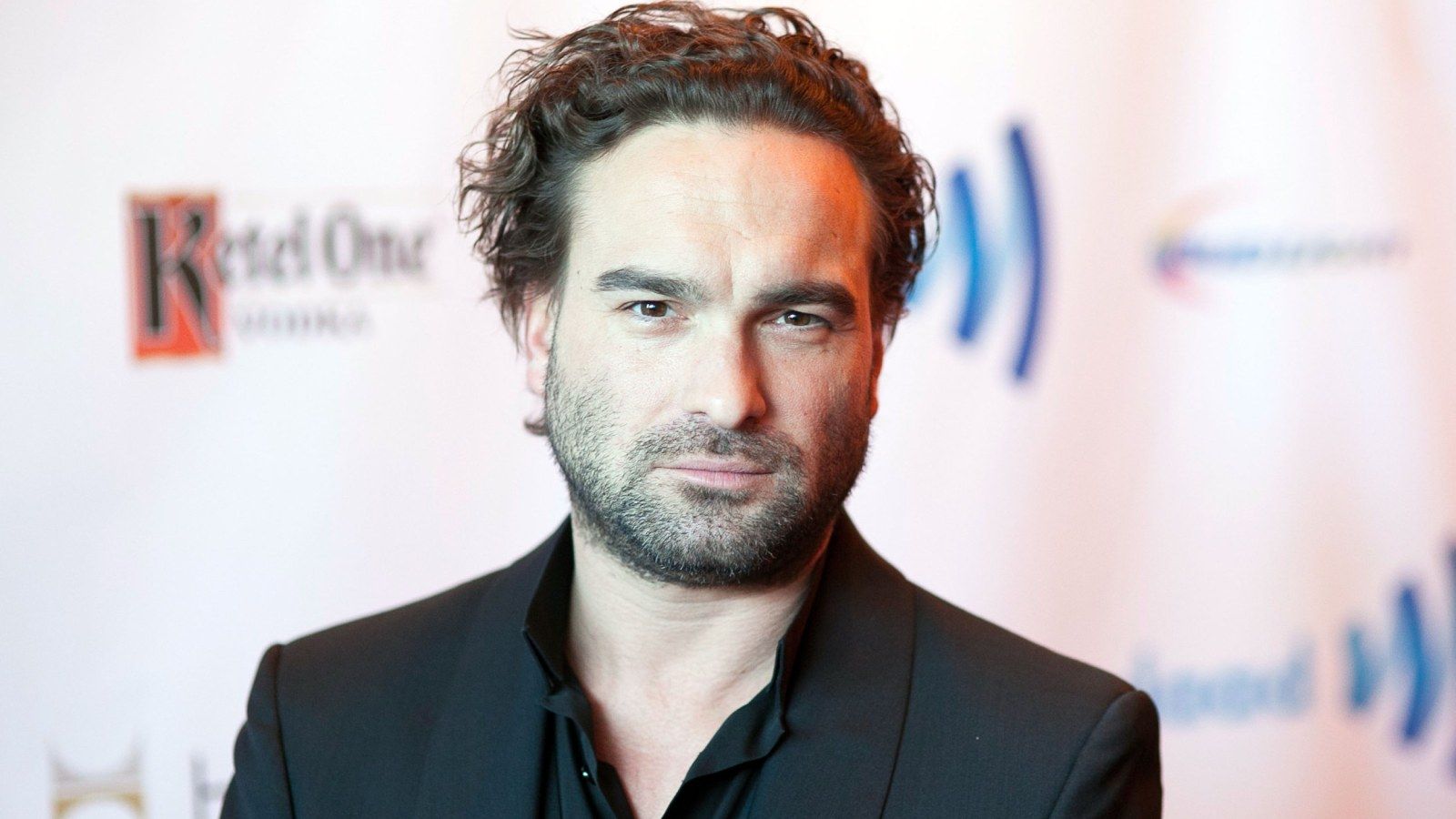 1600x900 Big Bang Theory' Star Johnny Galecki Posts New Year's Eve Kiss Photo With Rumored Girlfriend Ariella Nicole