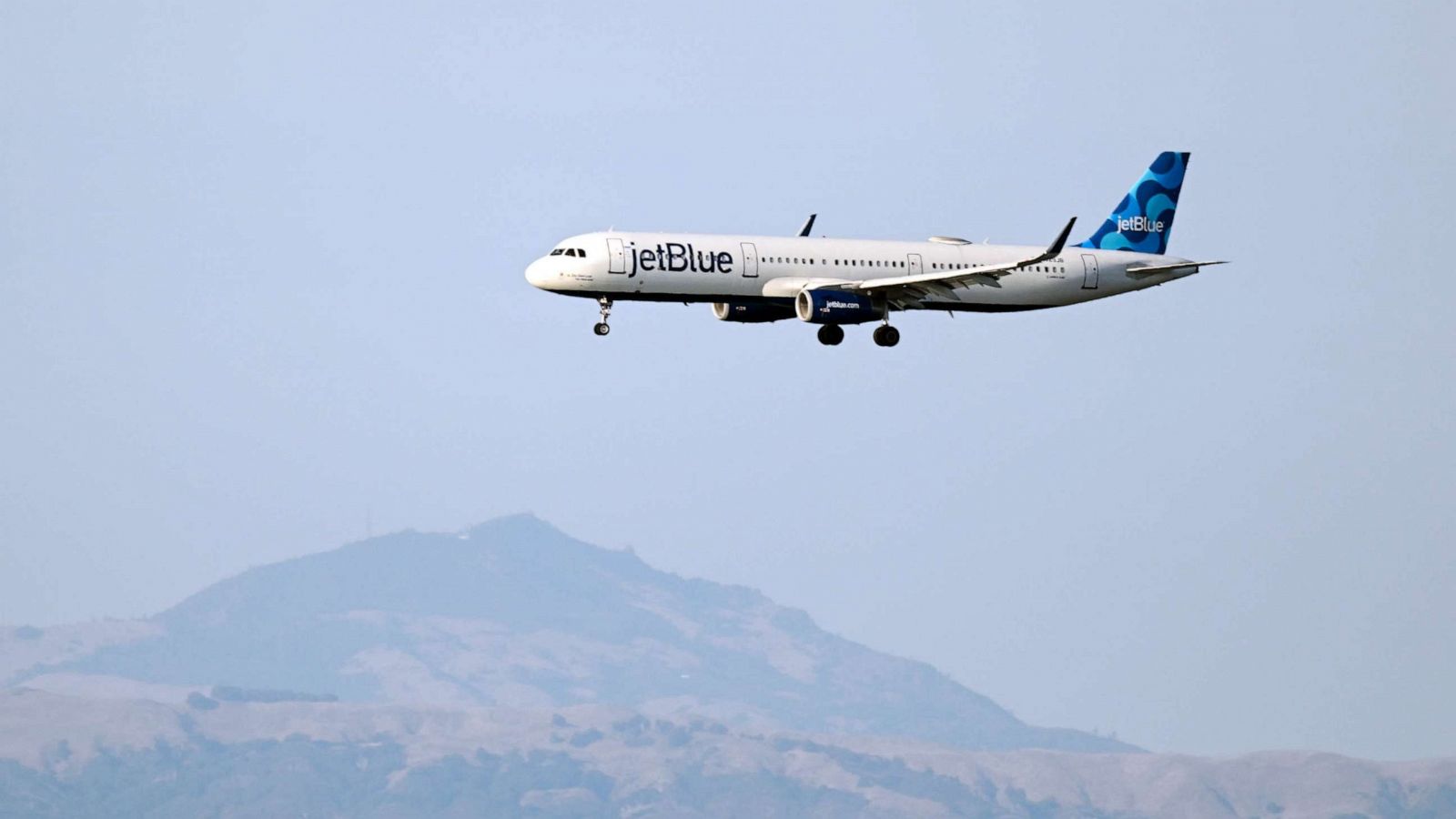 1600x900 hospitalized after JetBlue flight experiences 'sudden severe turbulence'