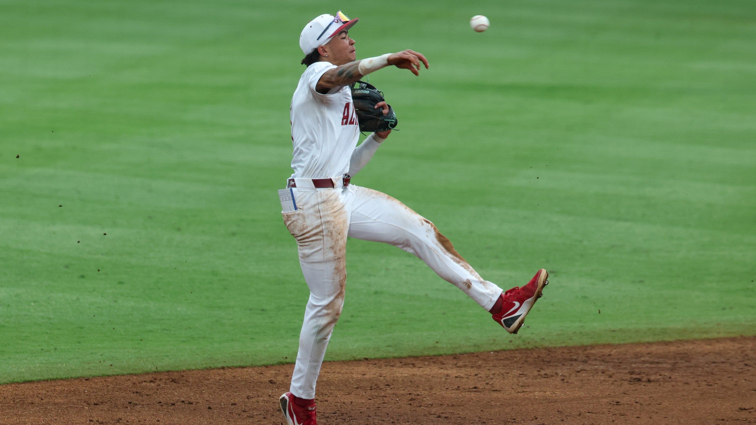 2560x1440 Draft Tracker: Reds select Alabama SS Justin Lebron 18th overall