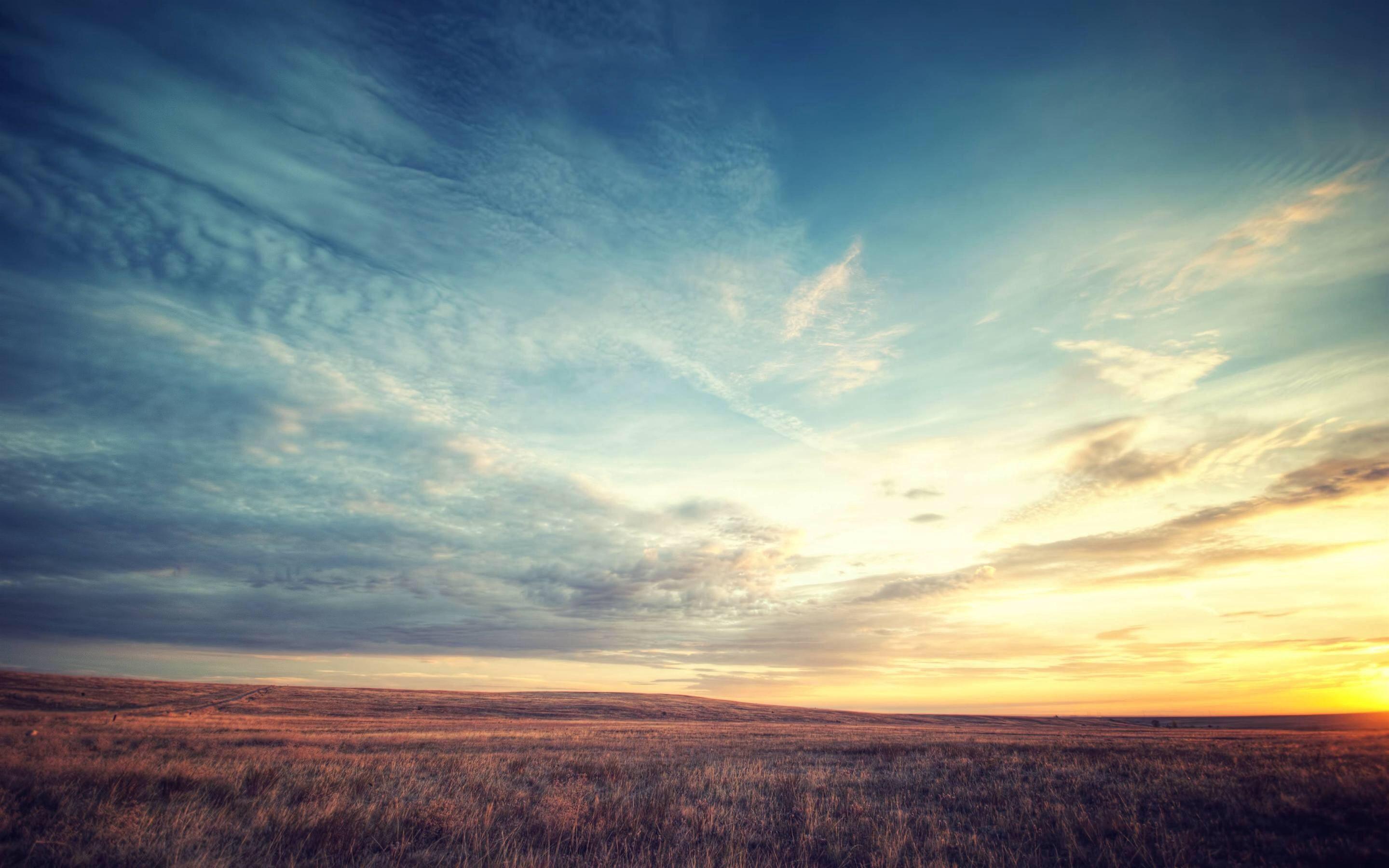 2880x1800 Big flat field, sunset sky, blue, yellow, clouds. Nature