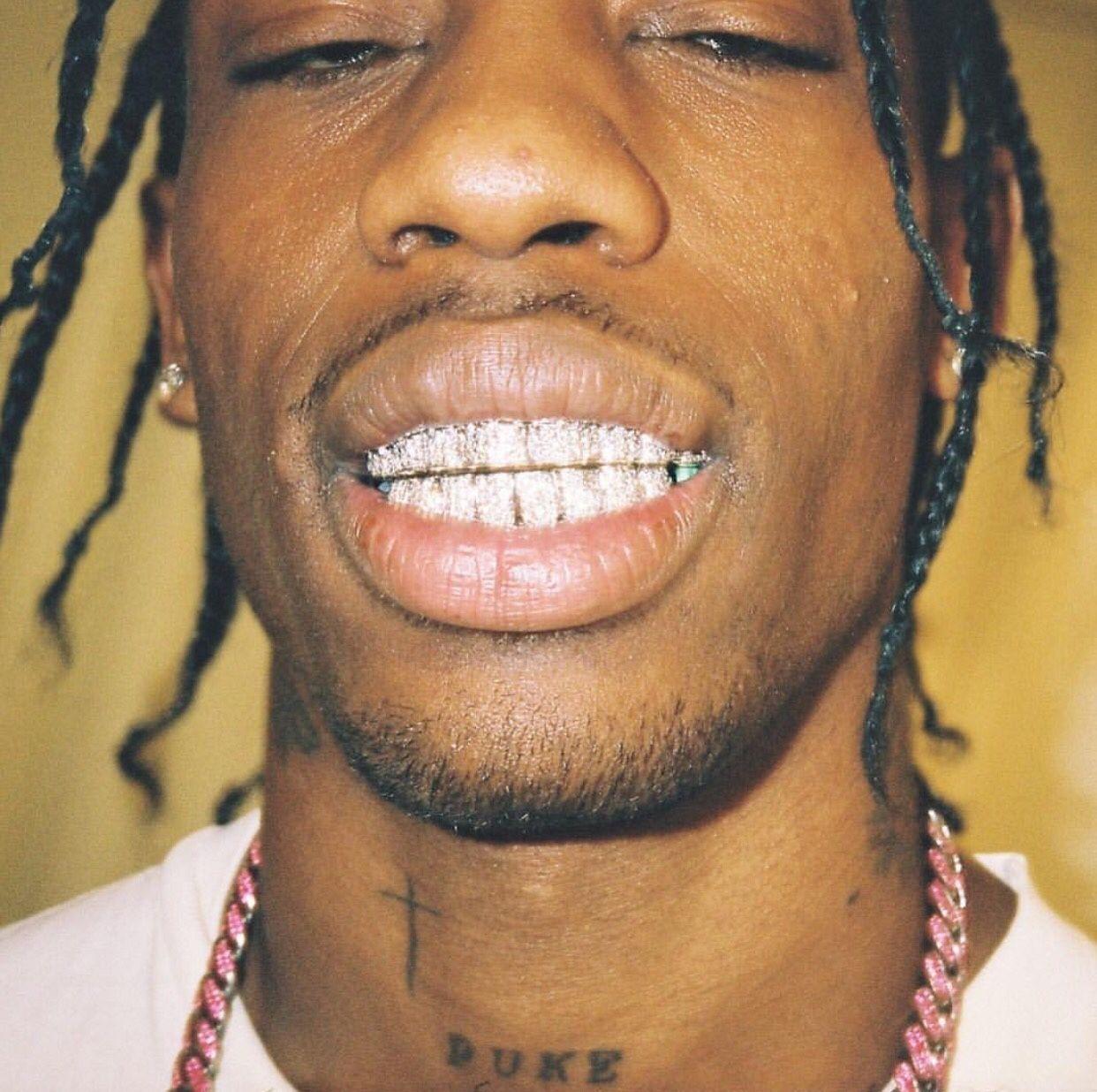 Зубы рэперов. Трэвис Скотт гриллзы. Travis Scott гриллзы. Трэвис Скотт зубы. Travis Scott зубы.