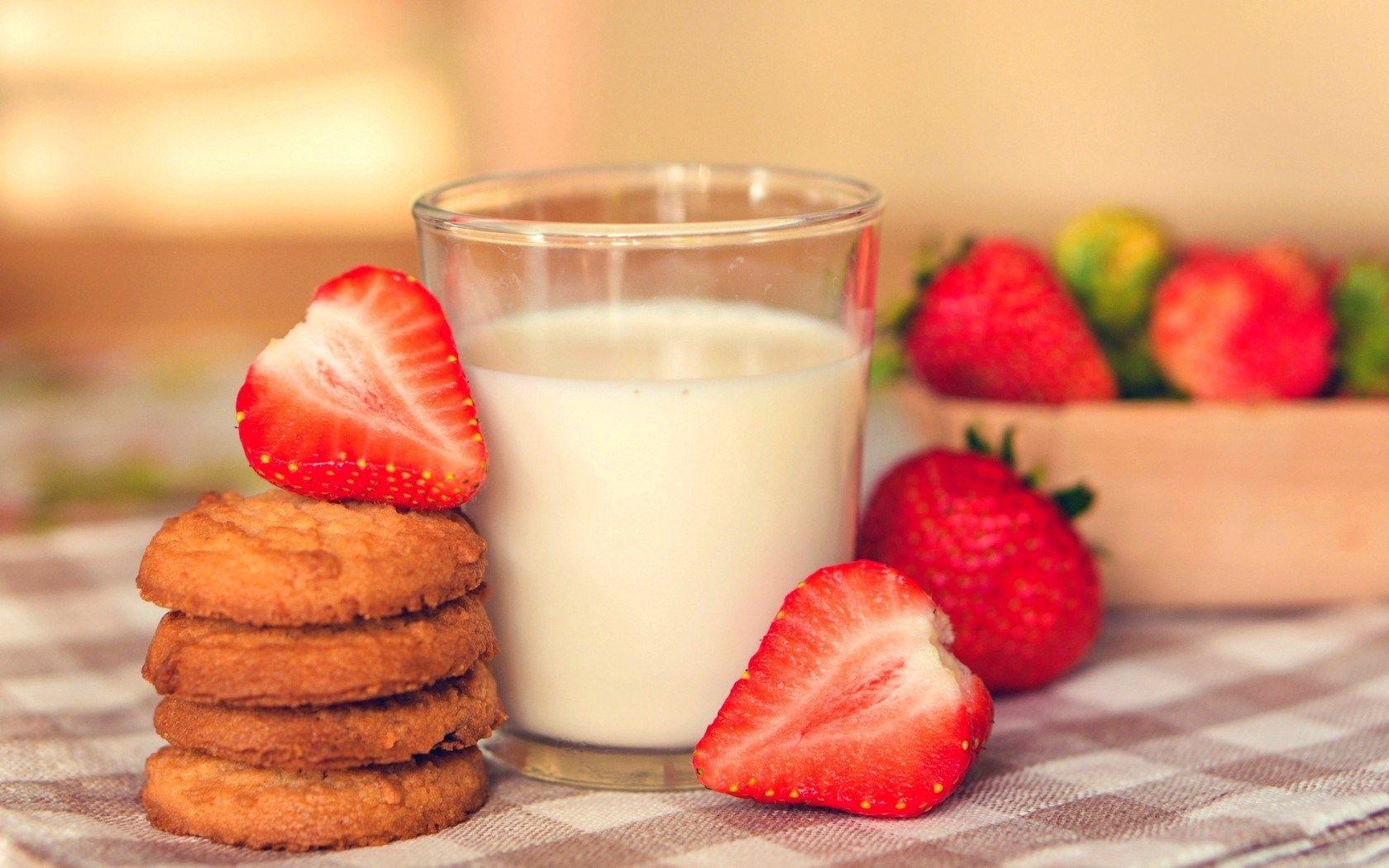 1680x1050 Milk Wallpaper
