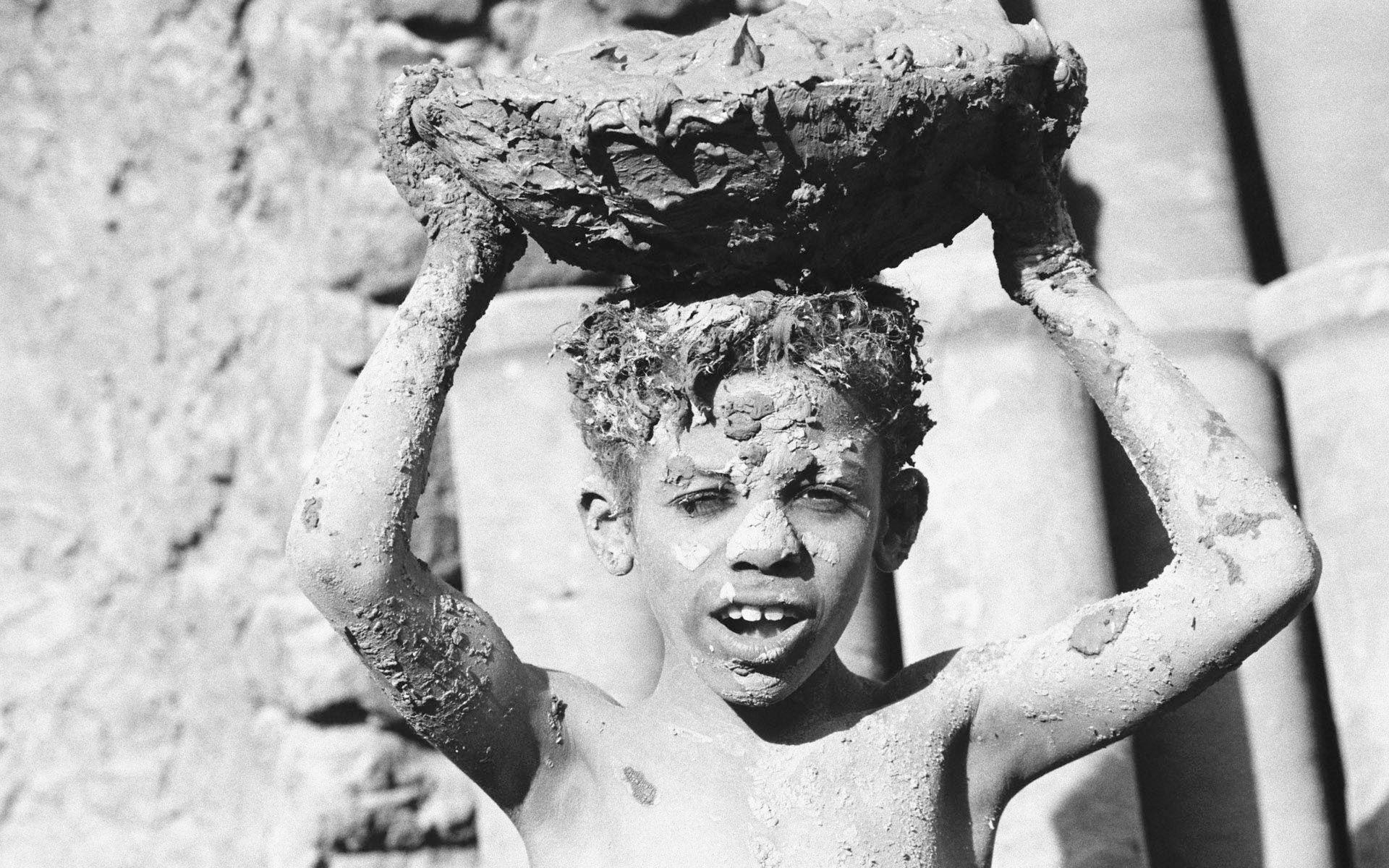 1920x1200 The first series of childhood poverty, war 26792. Poverty