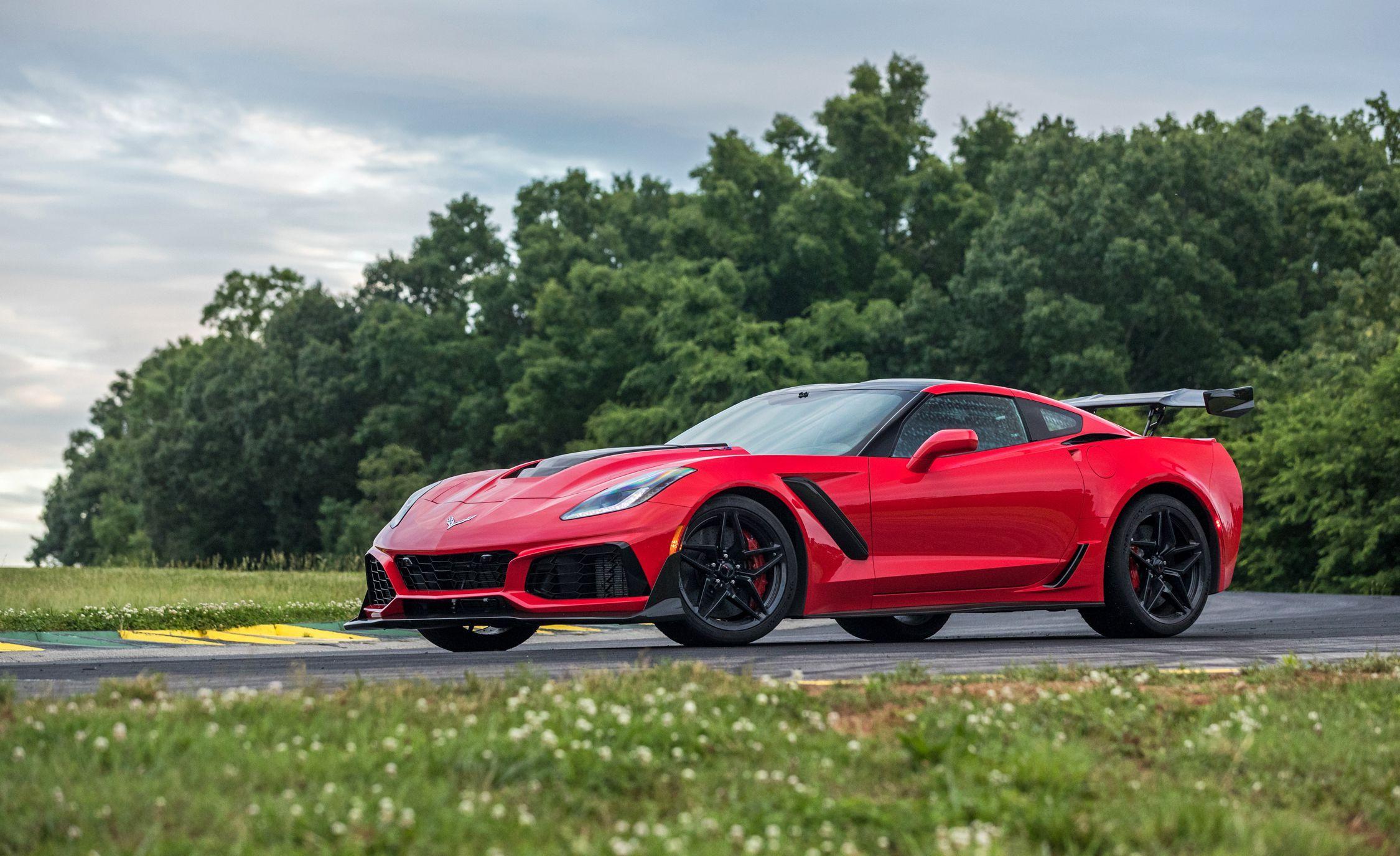 2250x1375 Chevrolet Corvette ZR1 Front Three Quarter Wallpaper 96