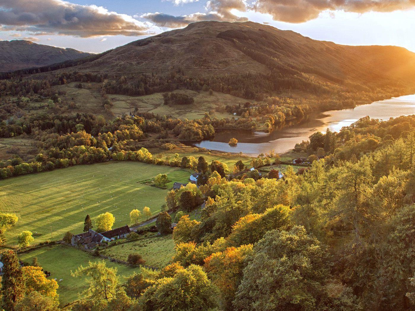 1400x1050 Download wallpaper 1400x1050 scotland, mountains, field, river
