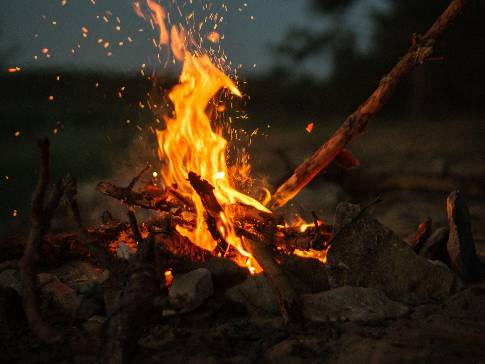 1600x1200 Download wallpaper 1600x1200 bonfire, fire, sticks, stones