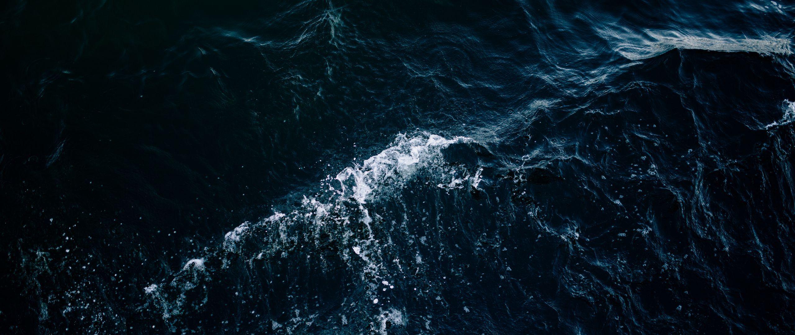 2560x1080 Download wallpaper 2560x1080 sea, waves, splashes, dark dual wide