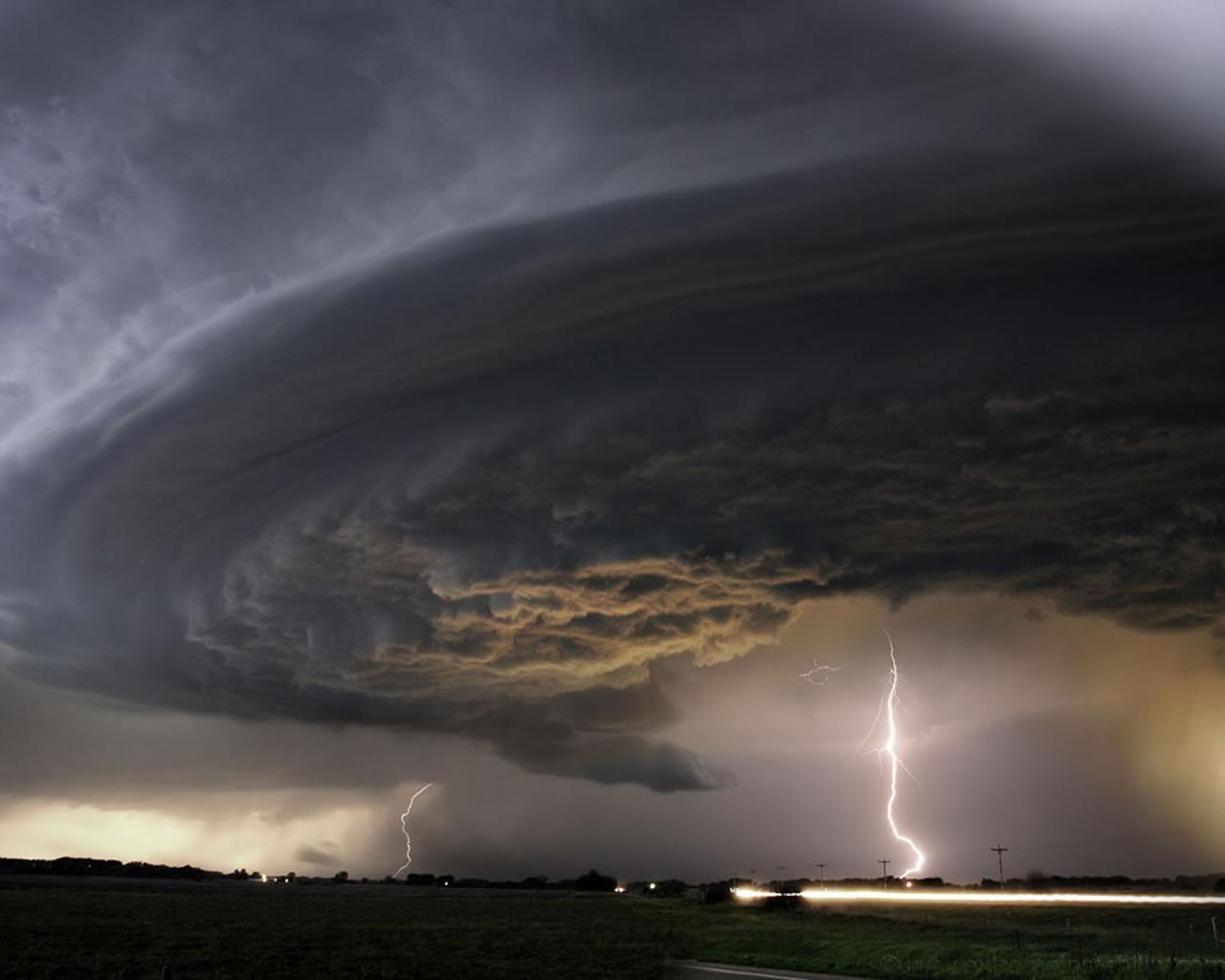 1280x1024 Tornado Lightning Wallpaper