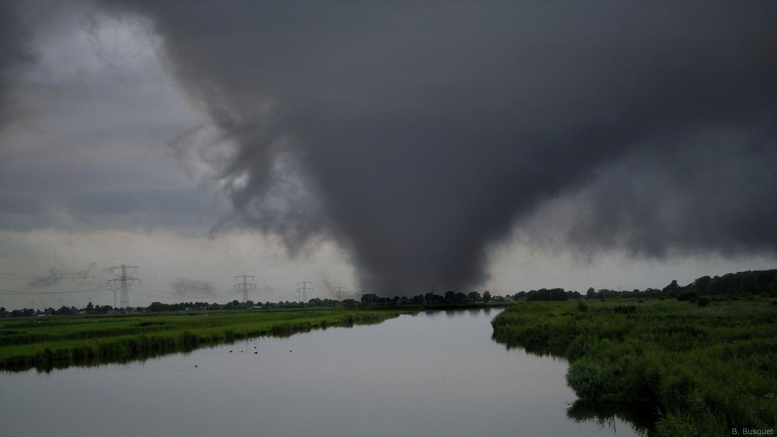 2560x1440 HD Wallpaper Of A Huge Tornado