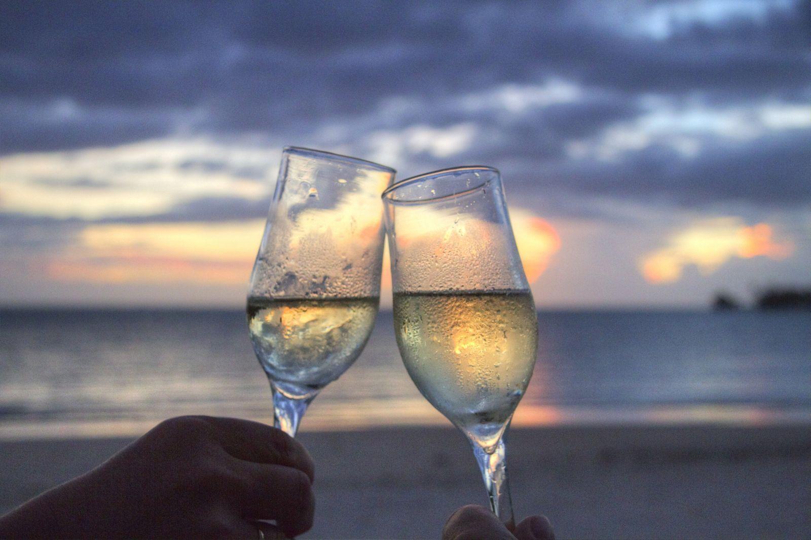 1600x1065 Sea Ocean Clouds Sunset Beach Summer Hands Love Evening Couple
