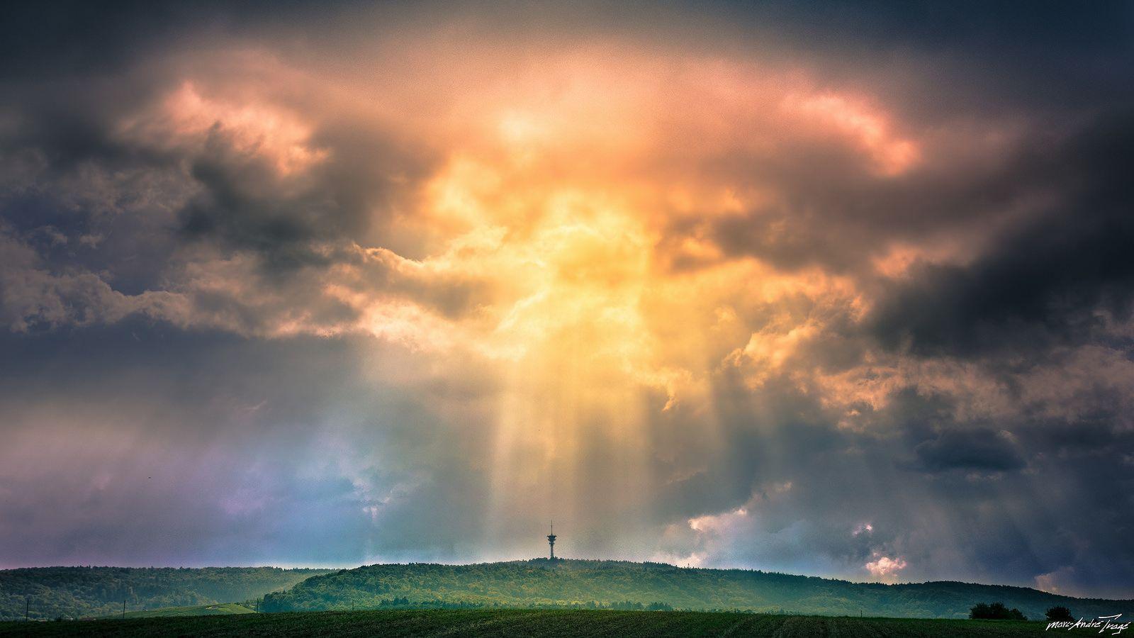 1600x900 Sun Rays Wallpaper