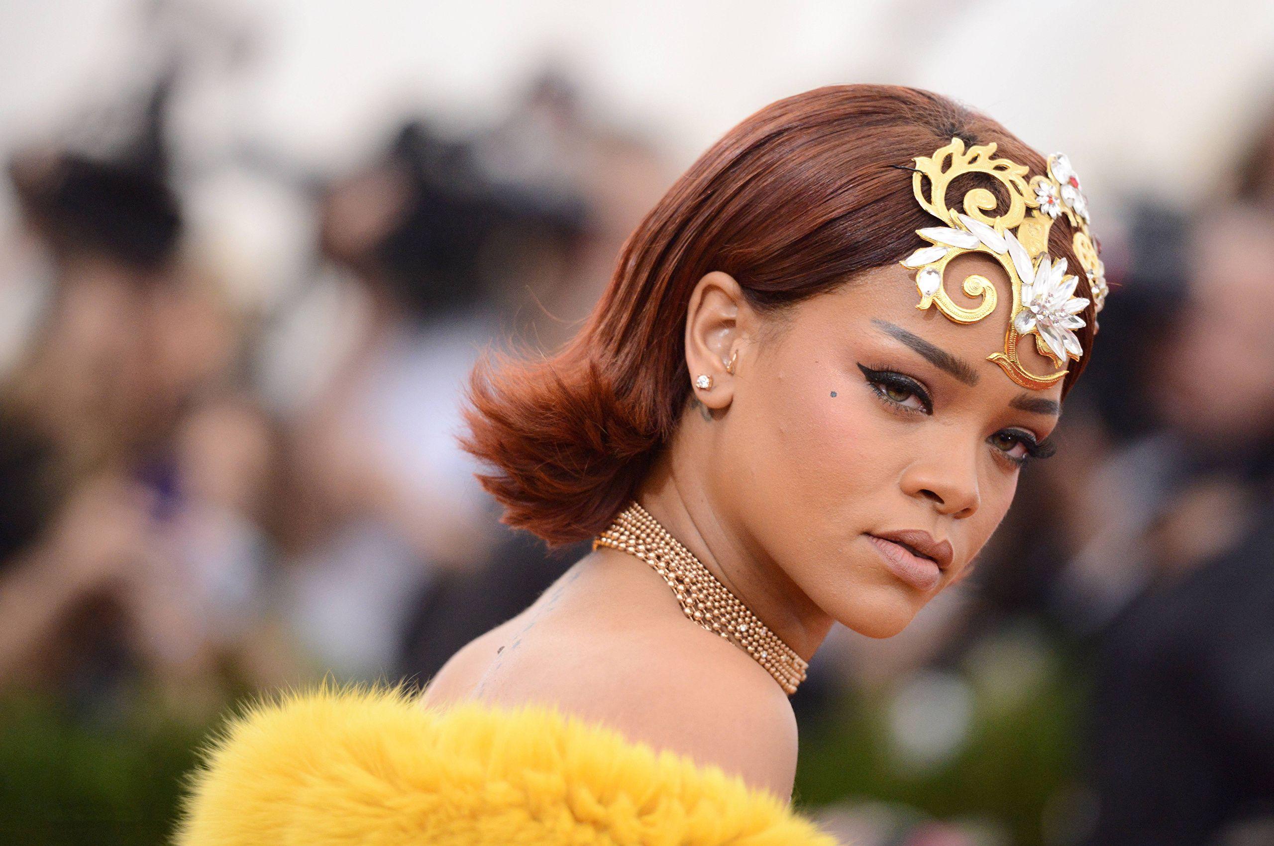 2560x1700 image young woman Rihanna Glance Celebrities Makeup 2560x1700