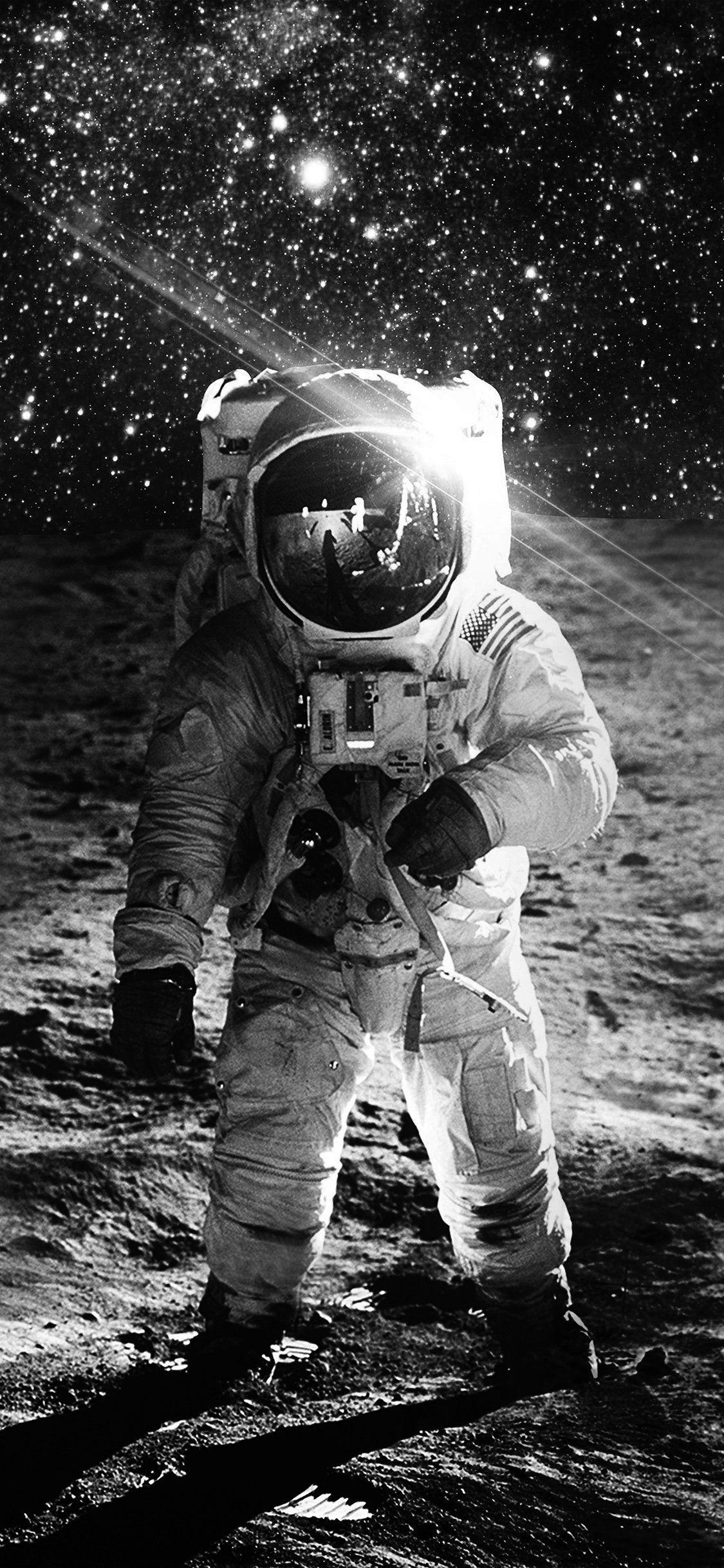 1125x2436 Zendha: Black And White Astronaut Wallpaper
