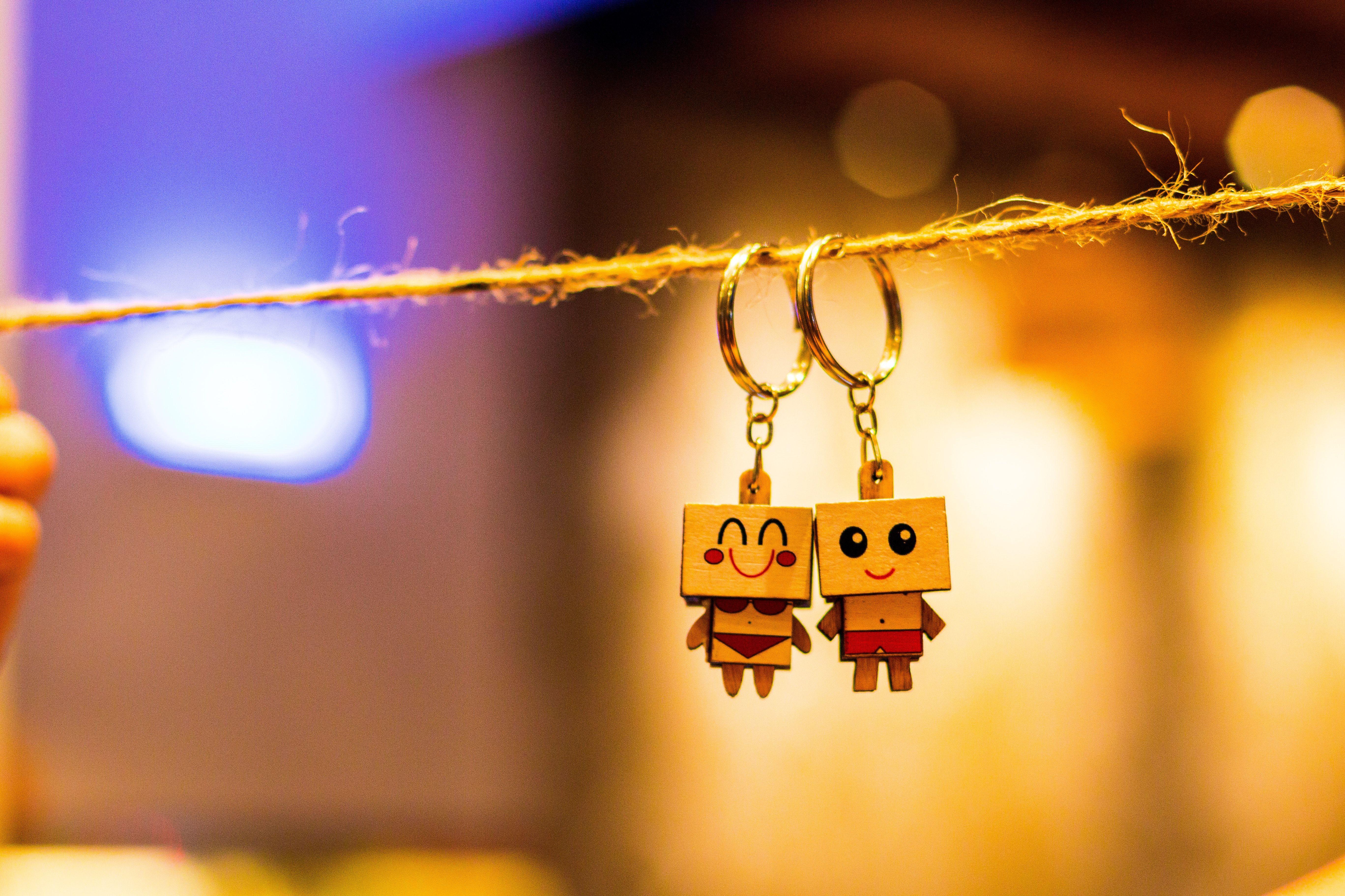 5472x3648 Free of box man, couple, key chain