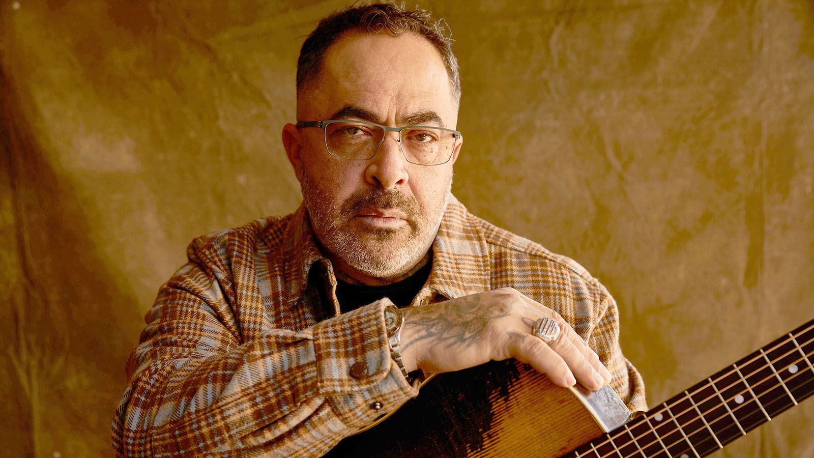 1600x900 Countrified Aaron Lewis stops at Embassy
