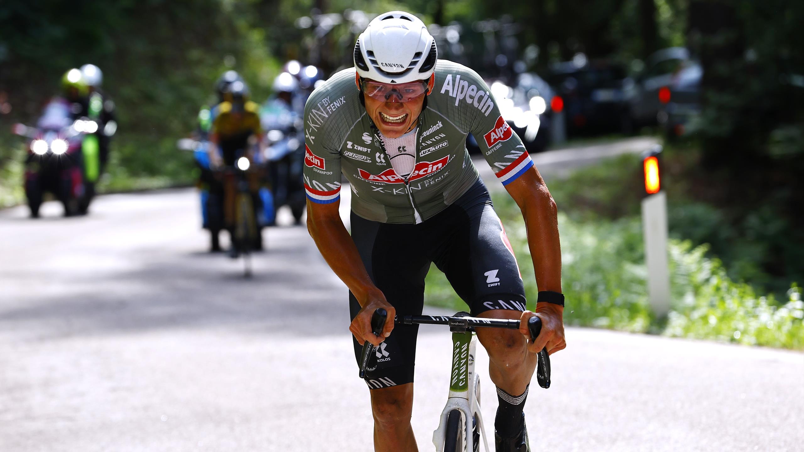 2560x1440 Frightening prospect' van der Poel will move to 'another level' after electric Giro d'Italia
