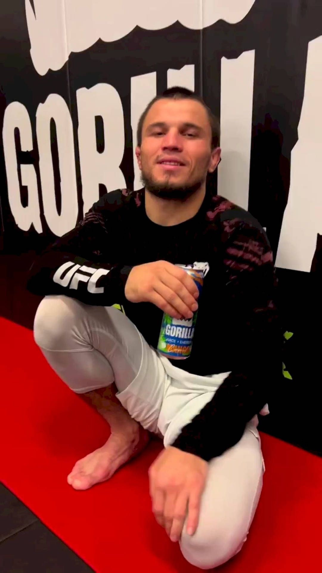 1080x1920 Download Umar Nurmagomedov Barefoot Wallpaper