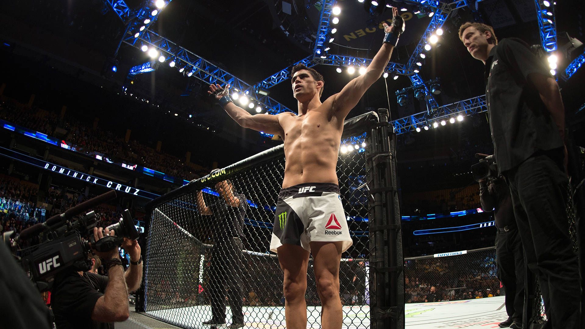 1920x1080 Panini Prizm UFC MMA Dominick Cruz Bantamweight Vertical Trading Card, Raw NM Or Better Condition