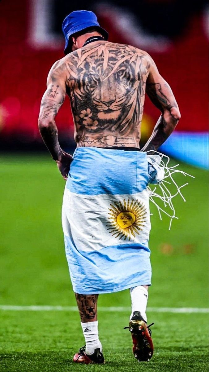 676x1200 Rodrigo de Paul tatuaje espalda