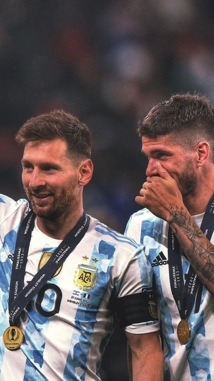 736x1308 L. Messi & R. De Paul