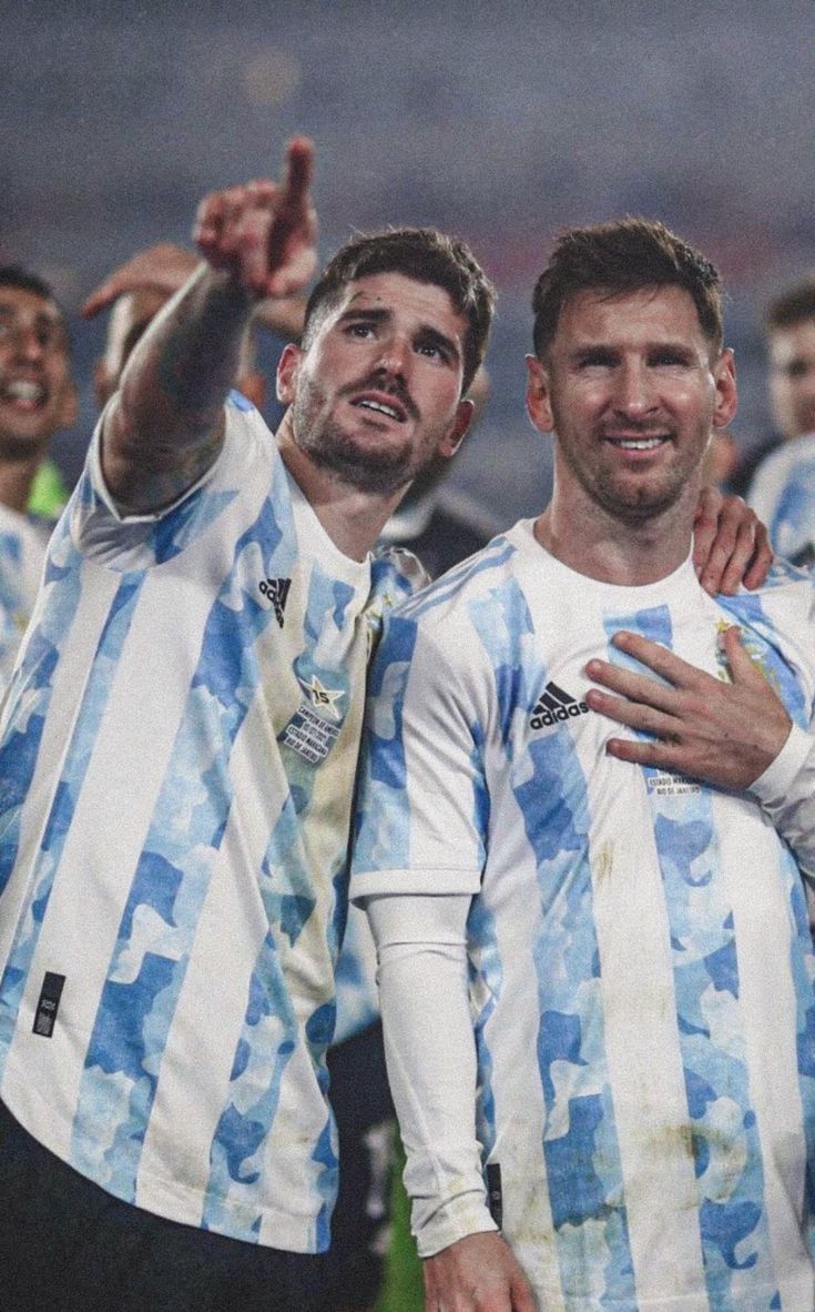 735x1182 De Paul & Messi