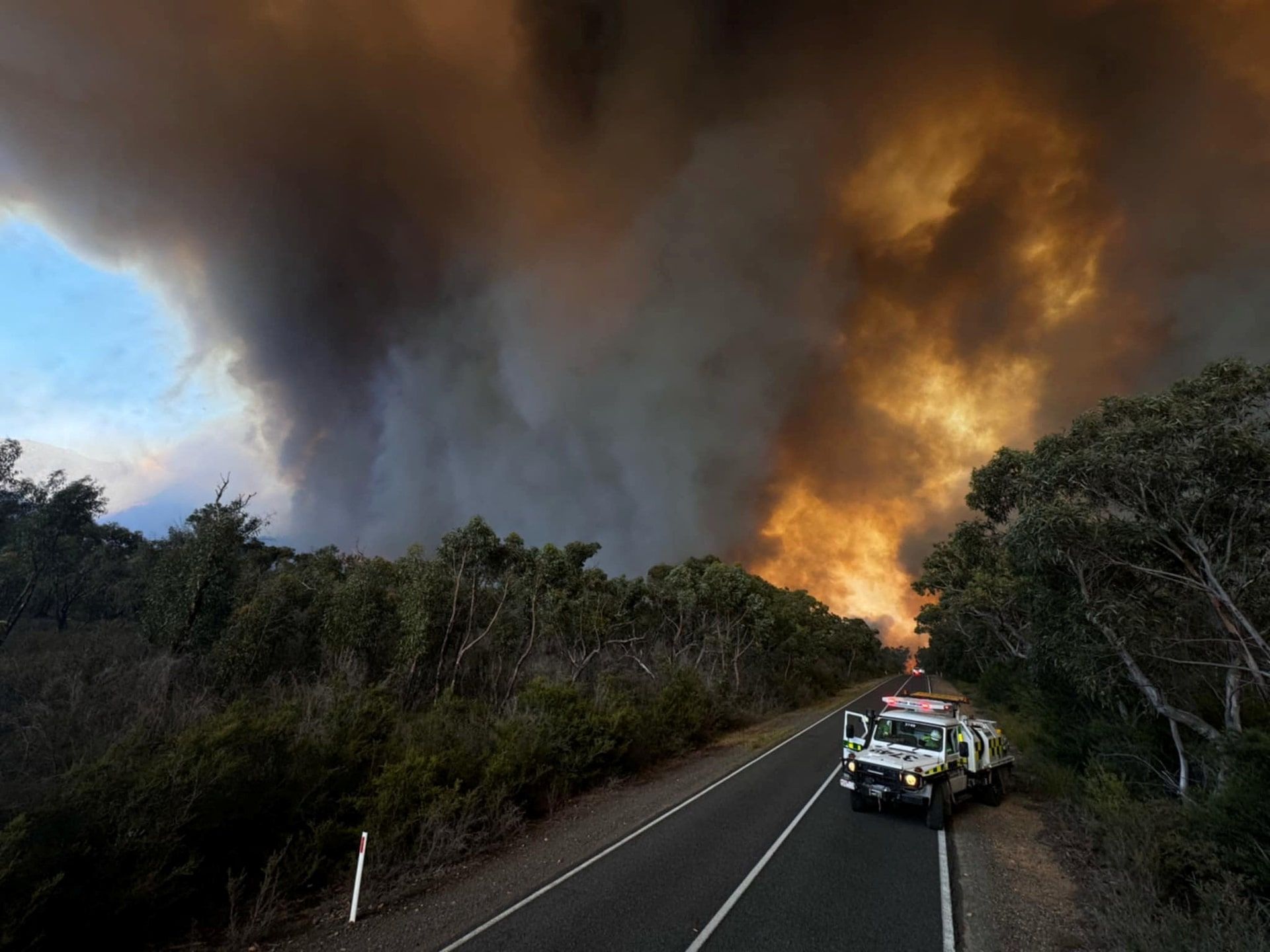 1920x1440 Australia's southeast sweats through heatwave, facing bushfire risk
