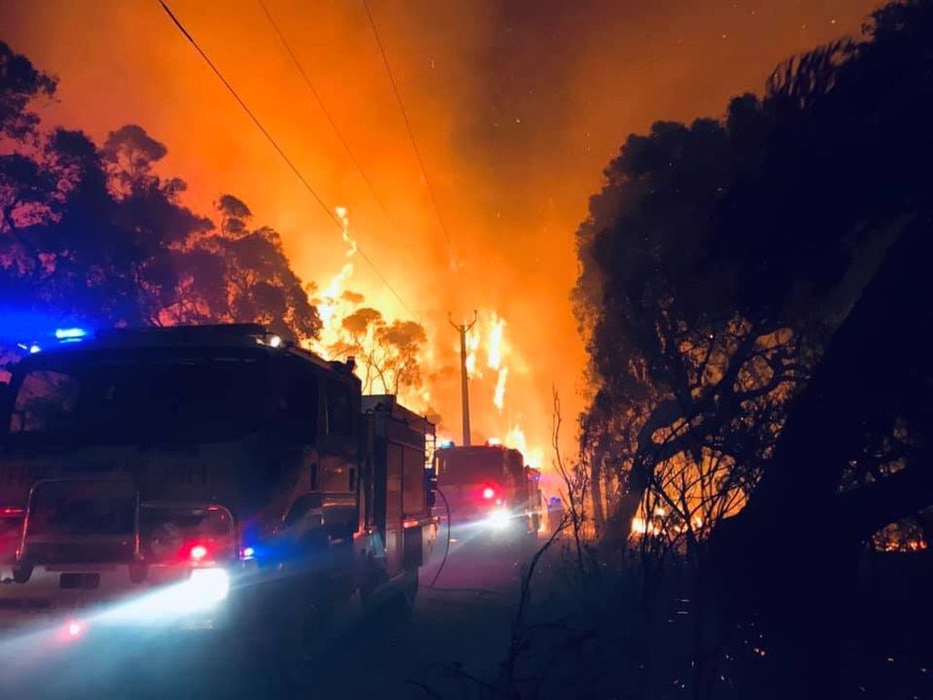 1024x768 Adelaide Hills bushfire picture: Cherry Gardens January 2021 fire and smoke gallery
