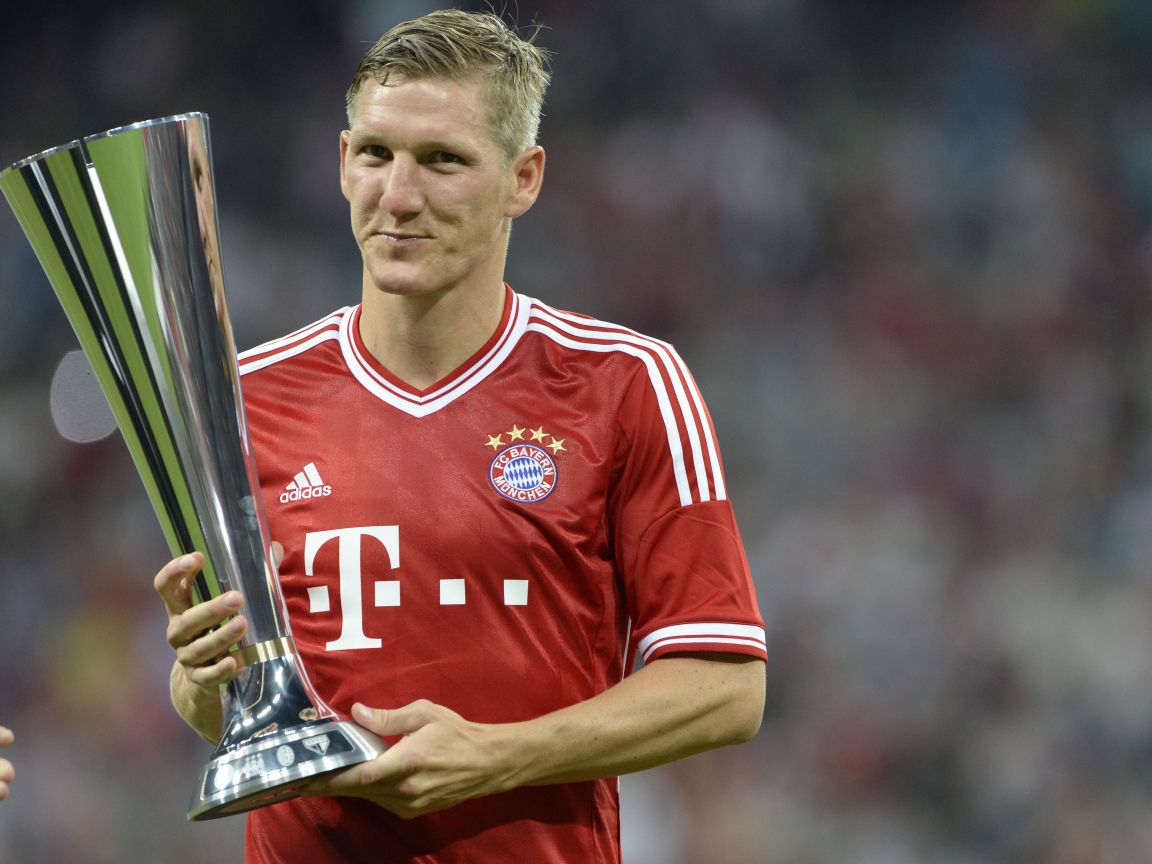 1152x864 The halfback of Bayern Bastian Schweinsteiger with his own trophy Desktop wallpaper 1152x864