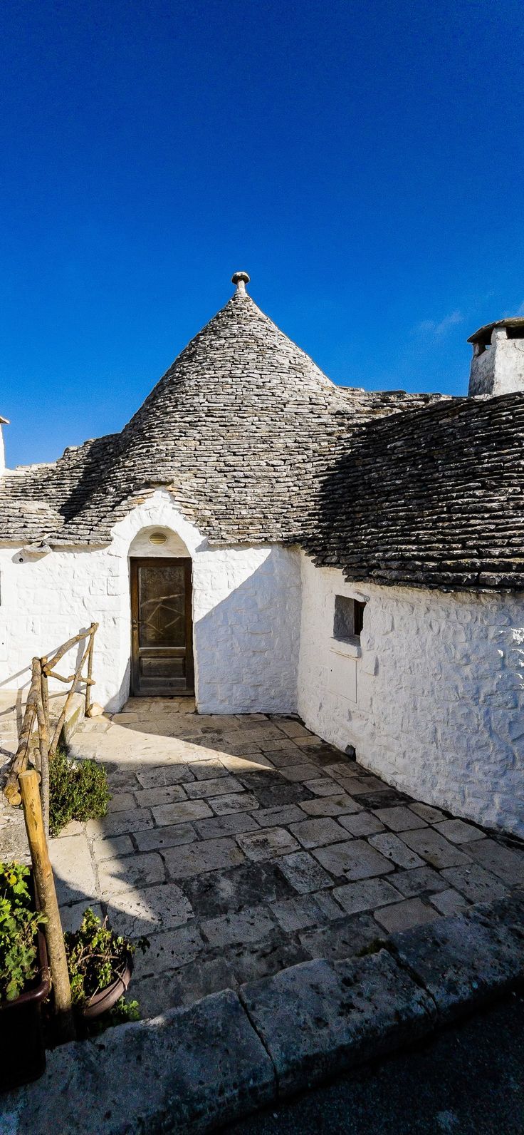 736x1592 Alberobello, Italy. Free