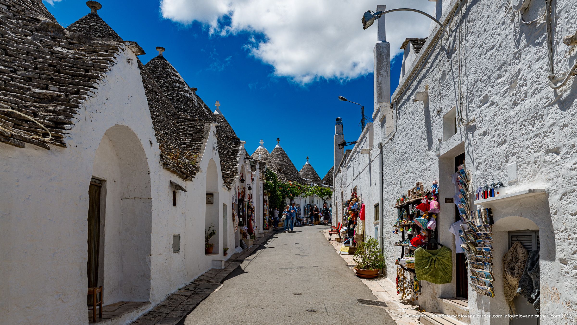 2400x1350 Colors of the streets of Alberobello, Apulia