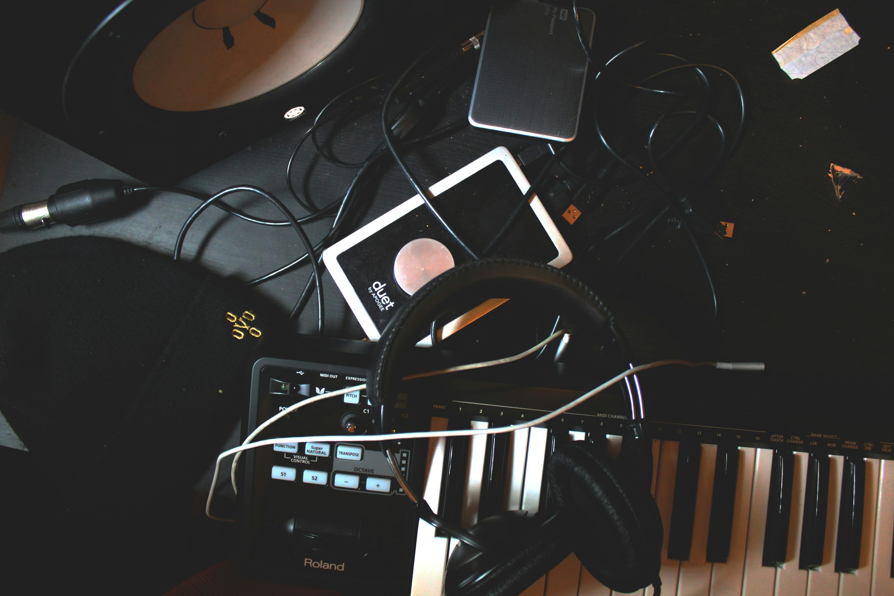 3000x2000 Flat Lay Photo Of Headphones, MIDI Keyboard, And Speaker On Black Surface Photo