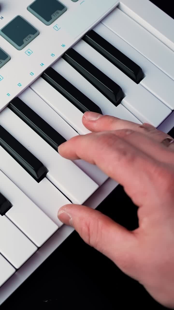 720x1280 Midi keyboard Videos and 4K to download