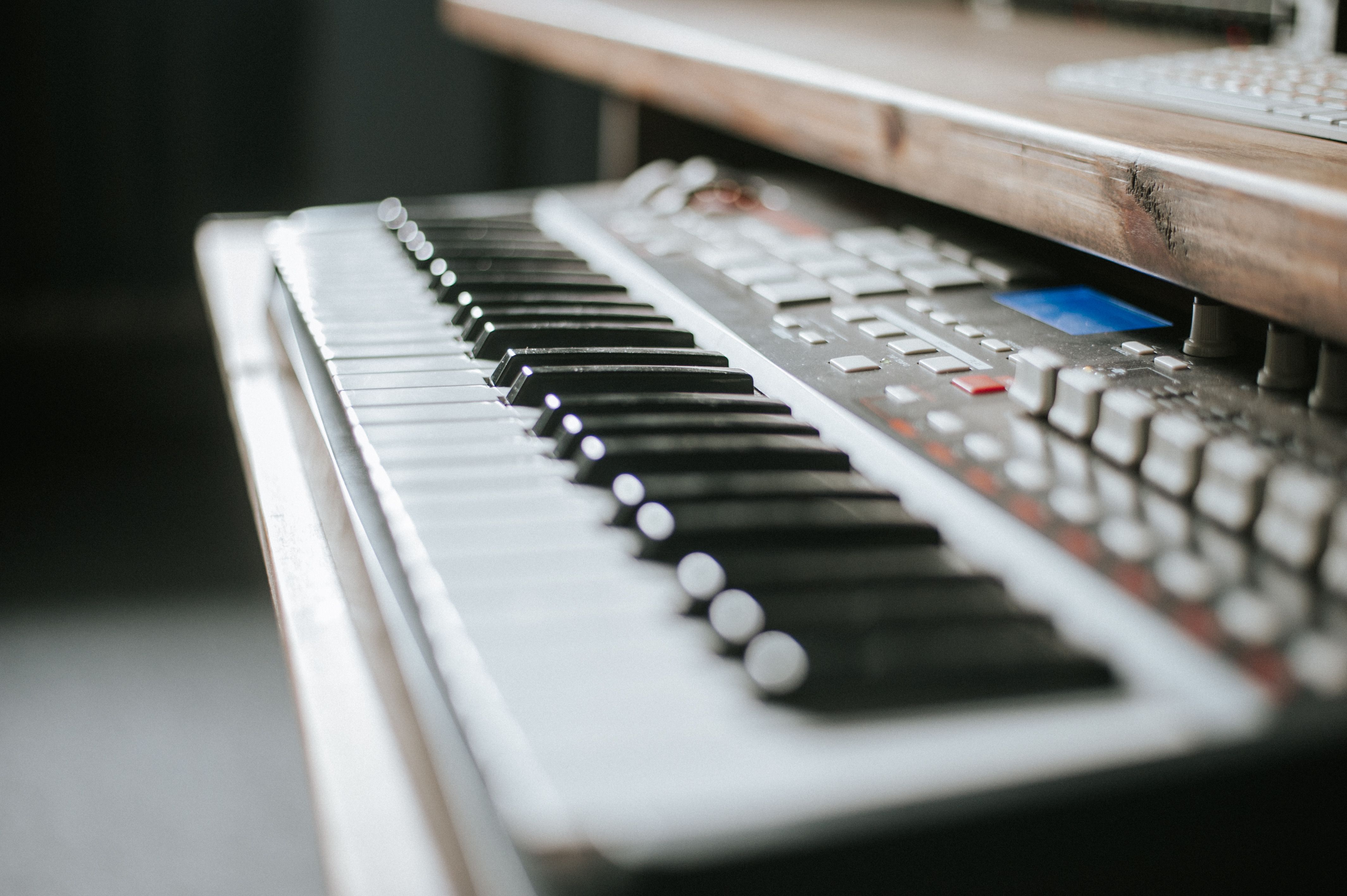 4256x2832 Keyboard of Piano · Free