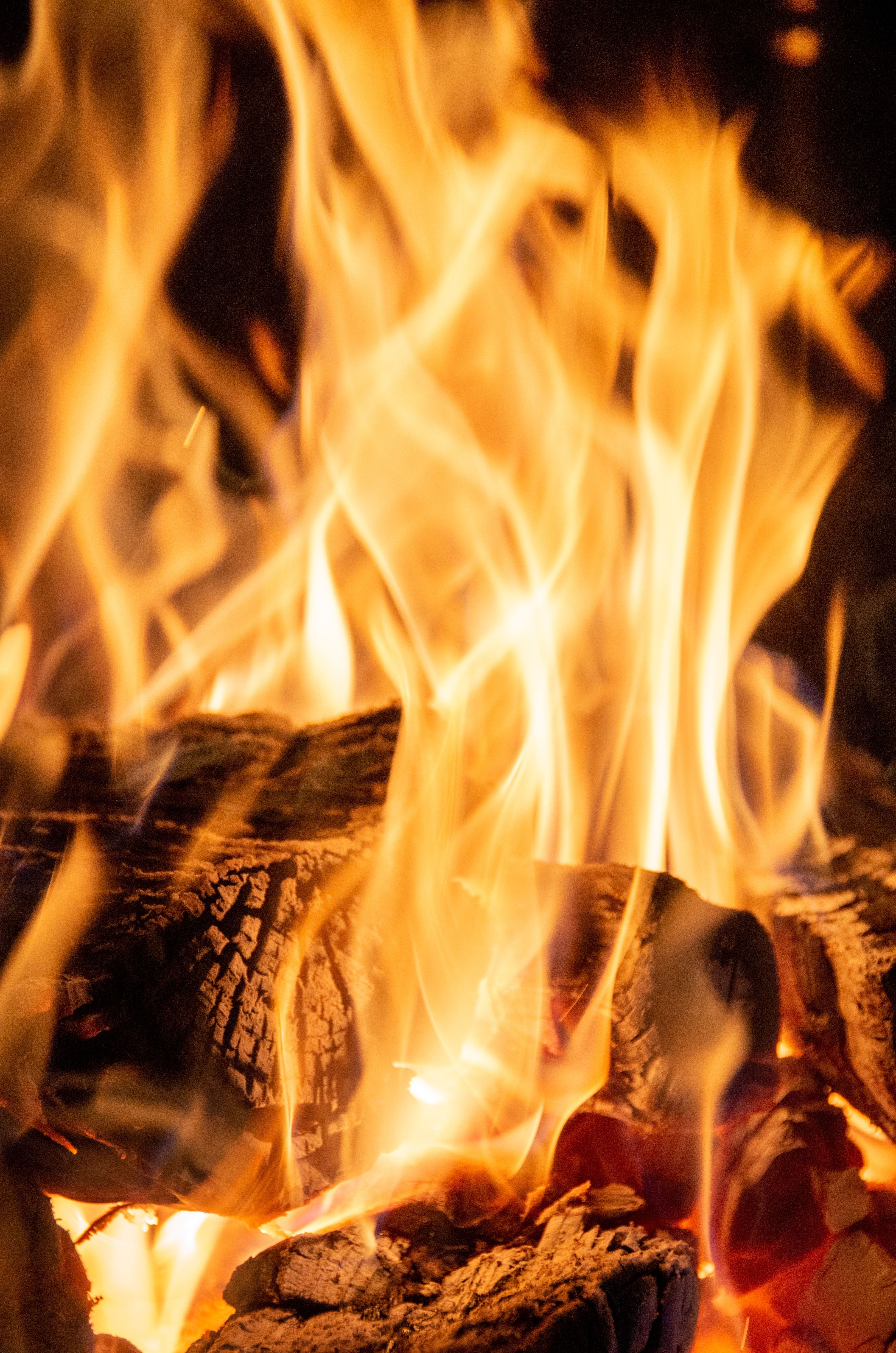 3264x4928 Flaming hot fire at night · Free