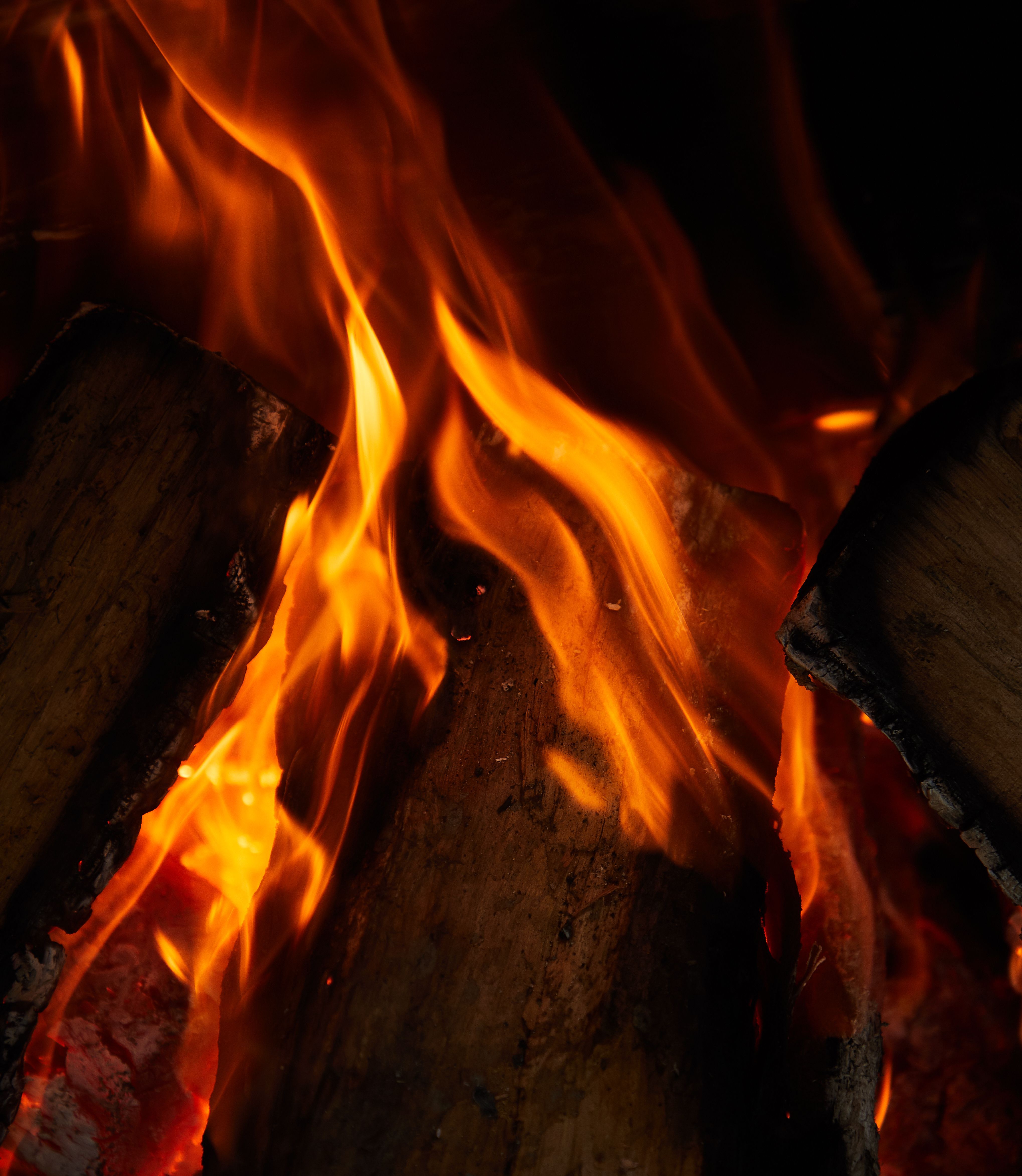 4077x4691 Flaming hot fire at night · Free
