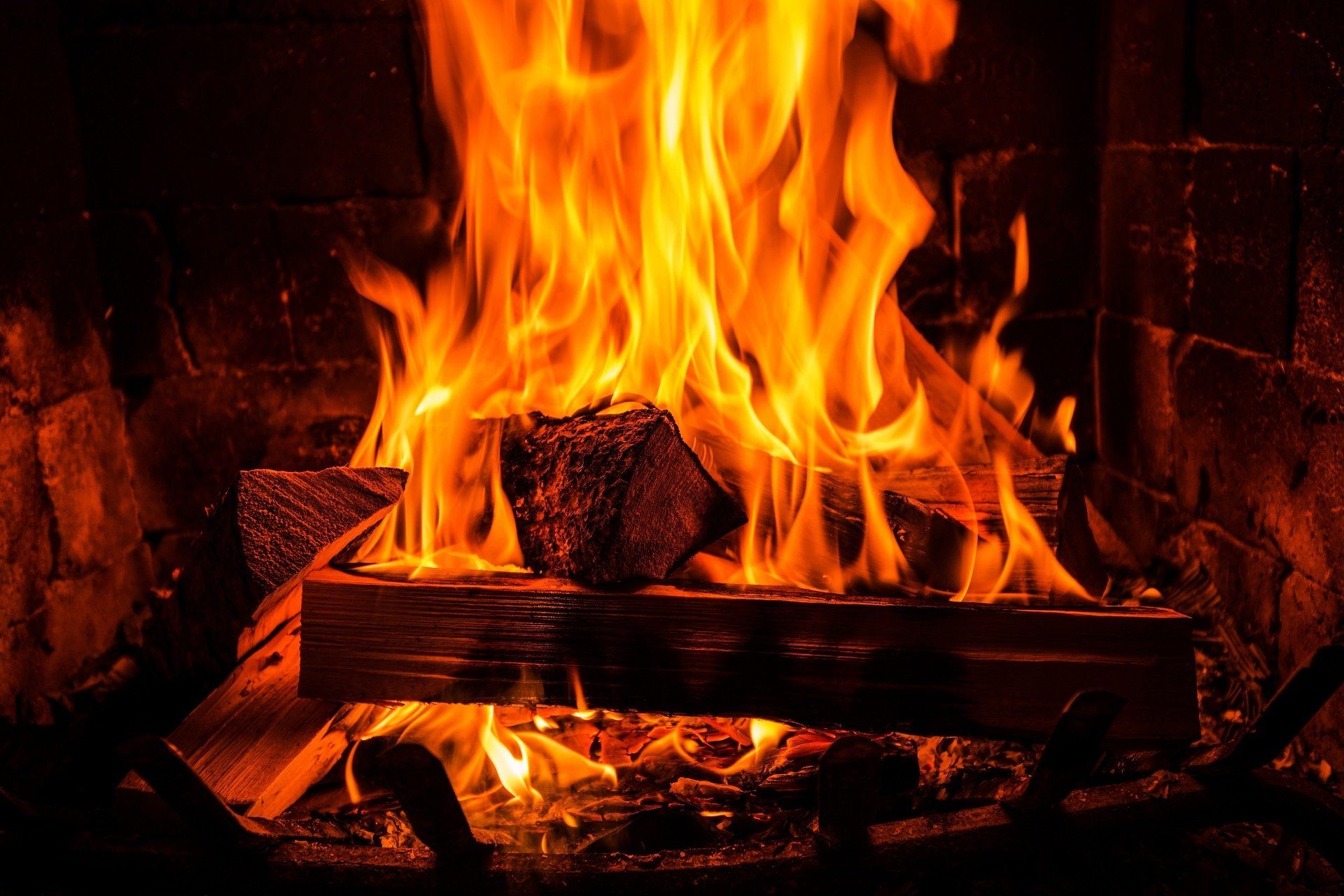 1920x1281 HD Hearthlight: Fiery Fireplace Wallpaperx1281