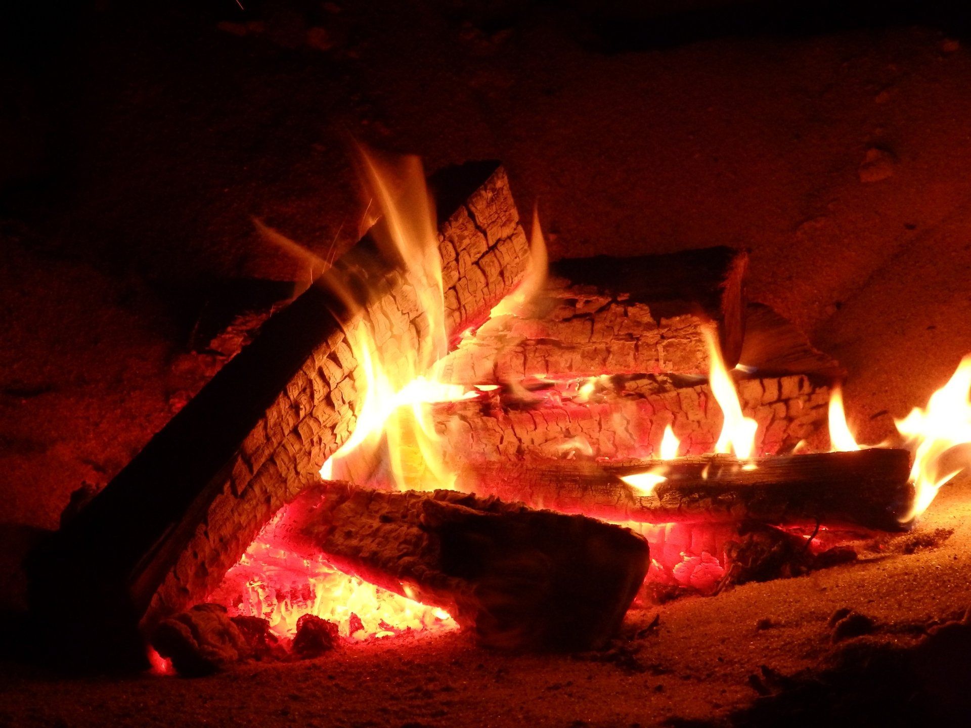 1920x1440 HD Campfire Flames: Warm Wood Fire Photography Wallpaper