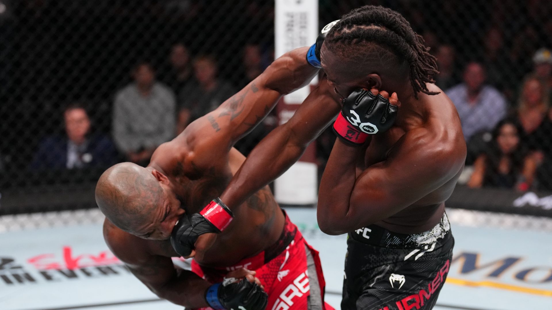 1920x1080 Jalin Turner overpowers Bobby Green with a big right hand for a KO