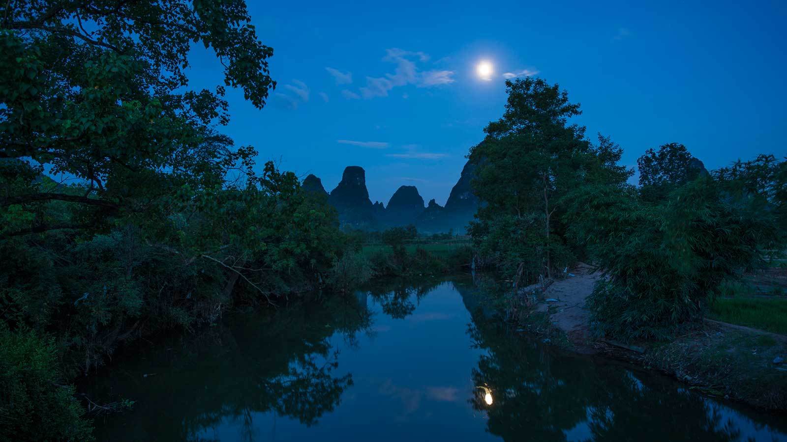1600x900 RiverRun: A Moonlit Night on the Spring River