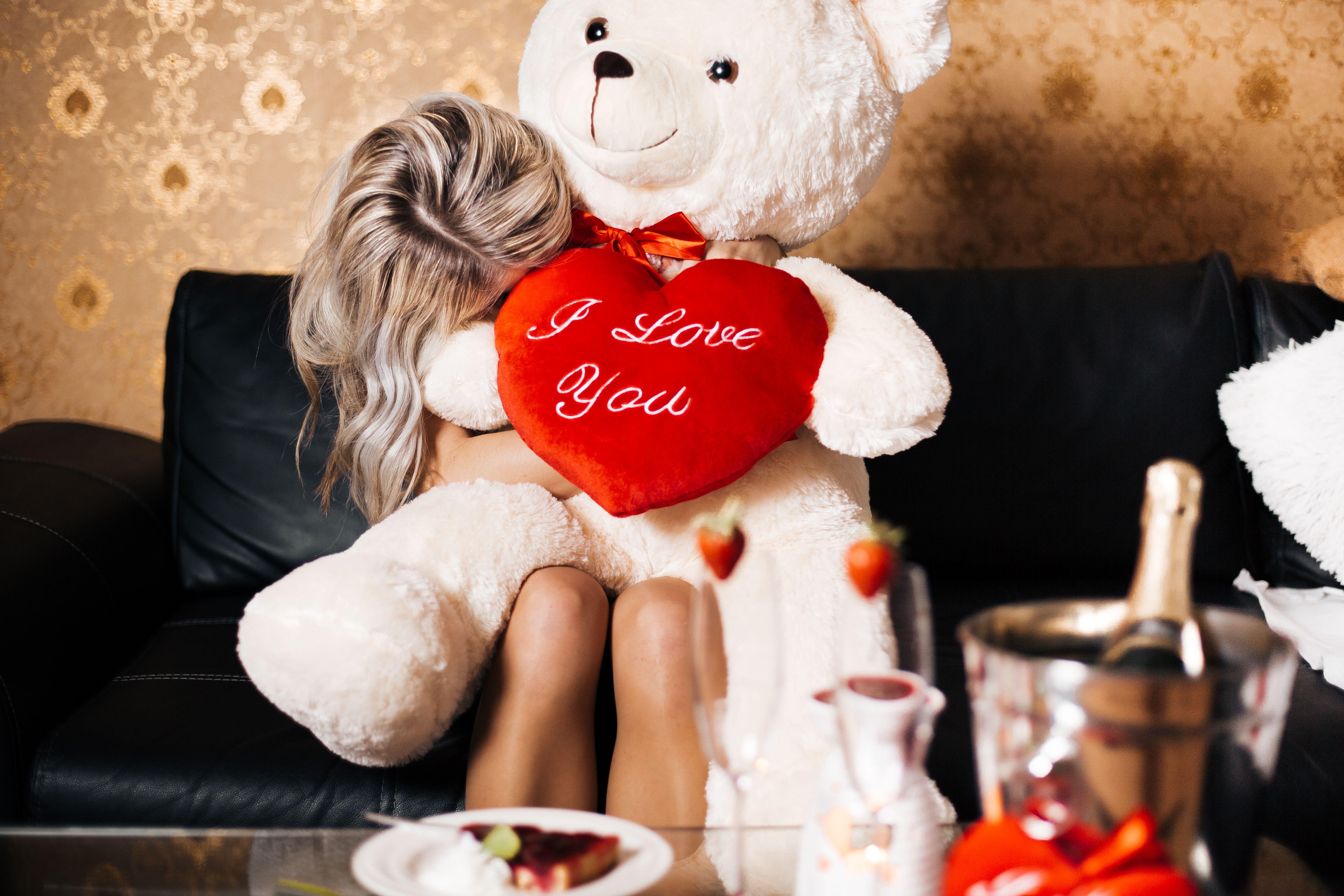 Blonde toys. Девушка с игрушкой. Блондинка с мишкой. Подарки на 14 февраля девушке с большим медведем. Плюшевый медведь на день влюбленных.