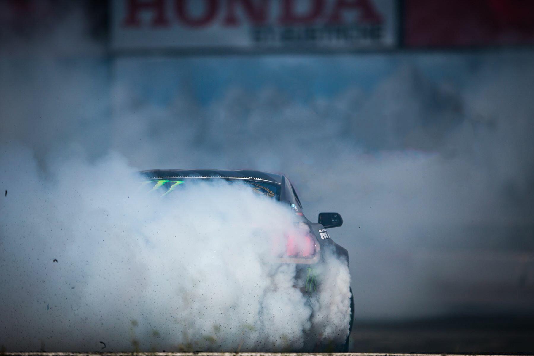 1800x1200 Burnout for all the Mustang lovers