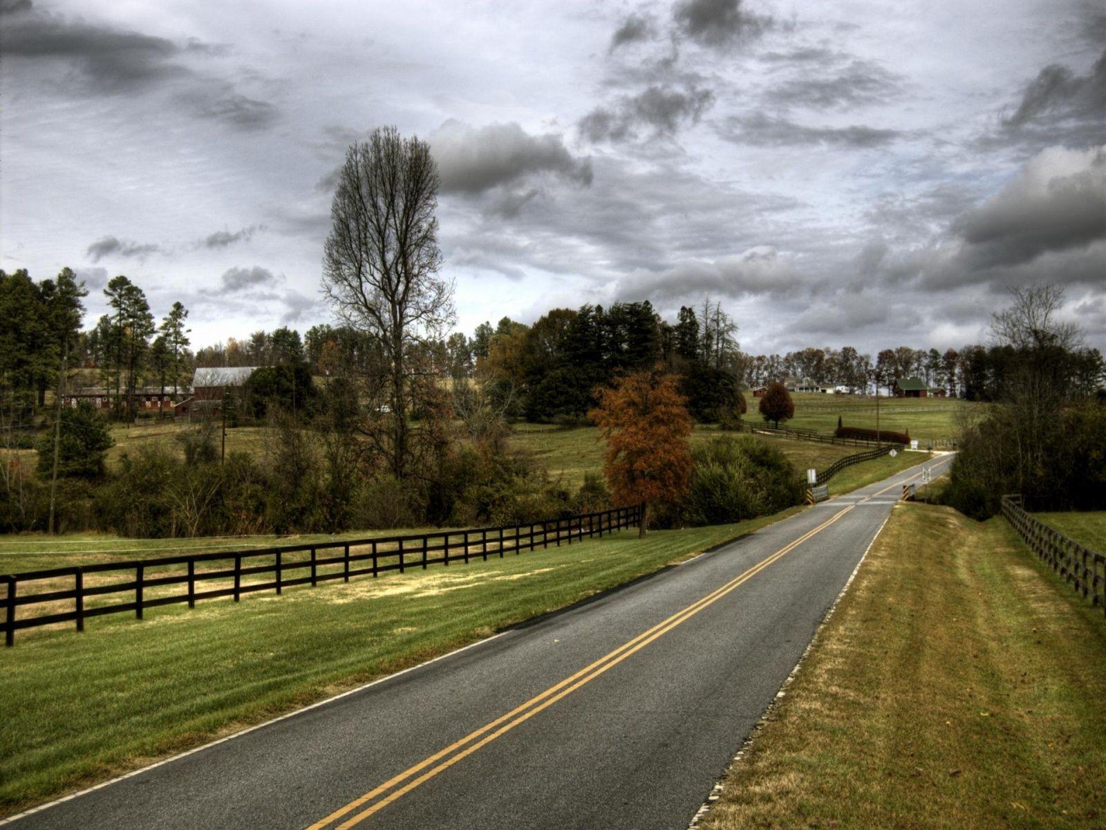 1600x1200 Country Home Wallpaper