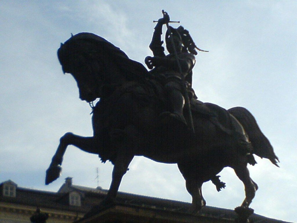 1024x768 Statue in central Turin