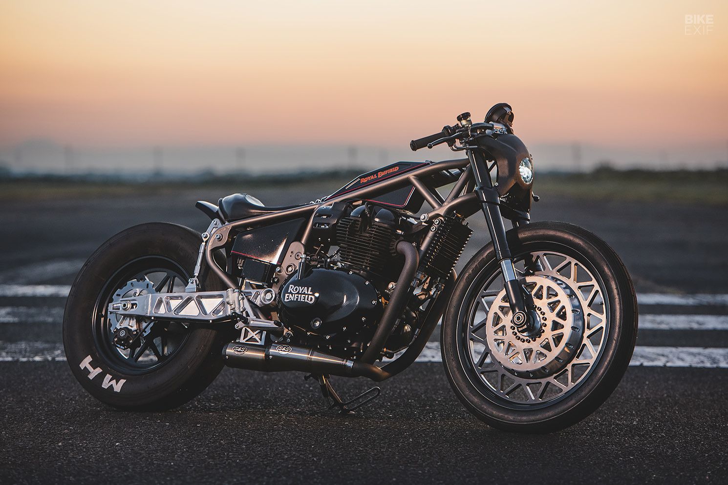 1490x994 Sureshot's wild custom Royal Enfield Shotgun 650 debuts at Mooneyes