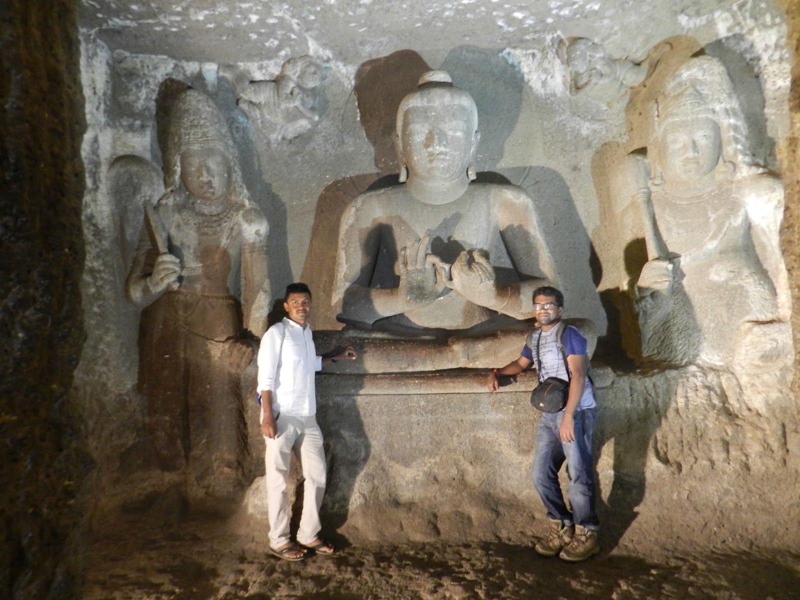 1600x1200 Buddhist caves and Mahayana