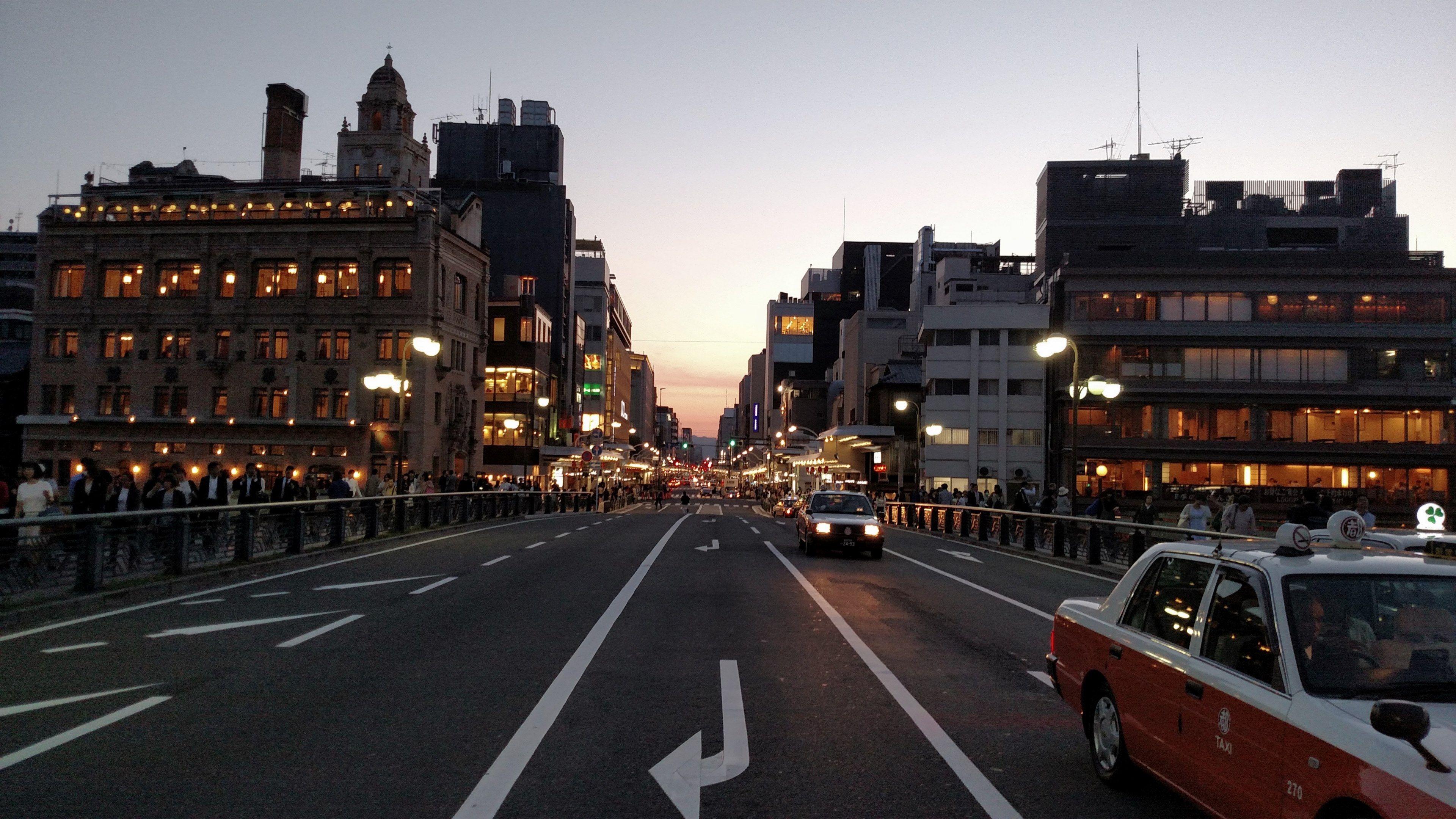 3840x2160 an asphalt road in kyoto on an eveningkyoto street in the evening