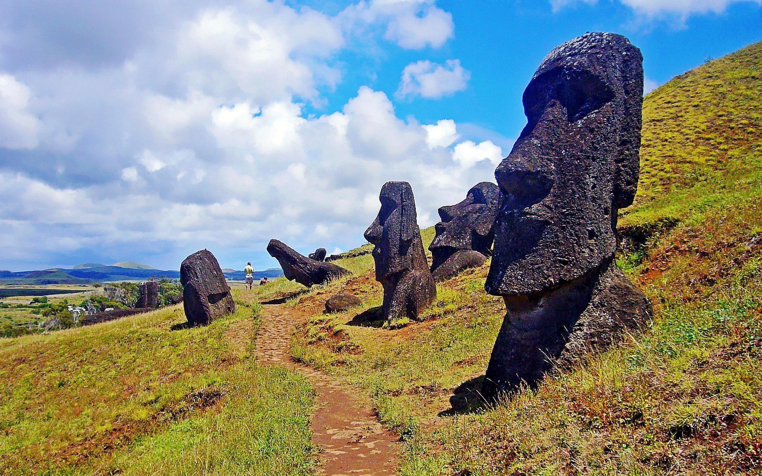 Земли которые не разгаданы. Истуканы Рапа-Нуи остров Пасхи. Национальный парк Рапануи (остров Пасхи). Остров Пасхи статуи Моаи. Загадочные статуи на острове Пасхи.