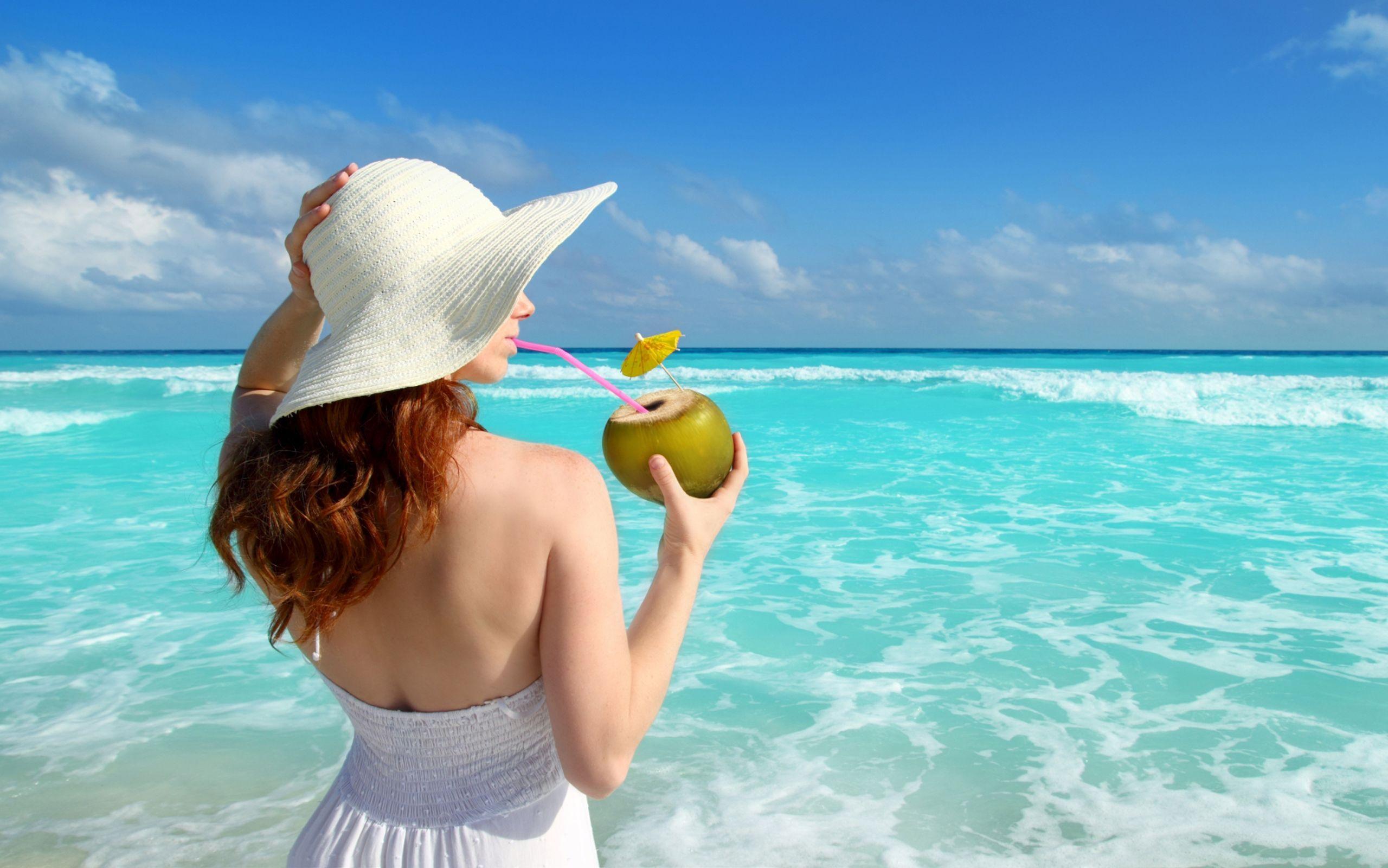 2560x1600 Women And Sea Wallpaper