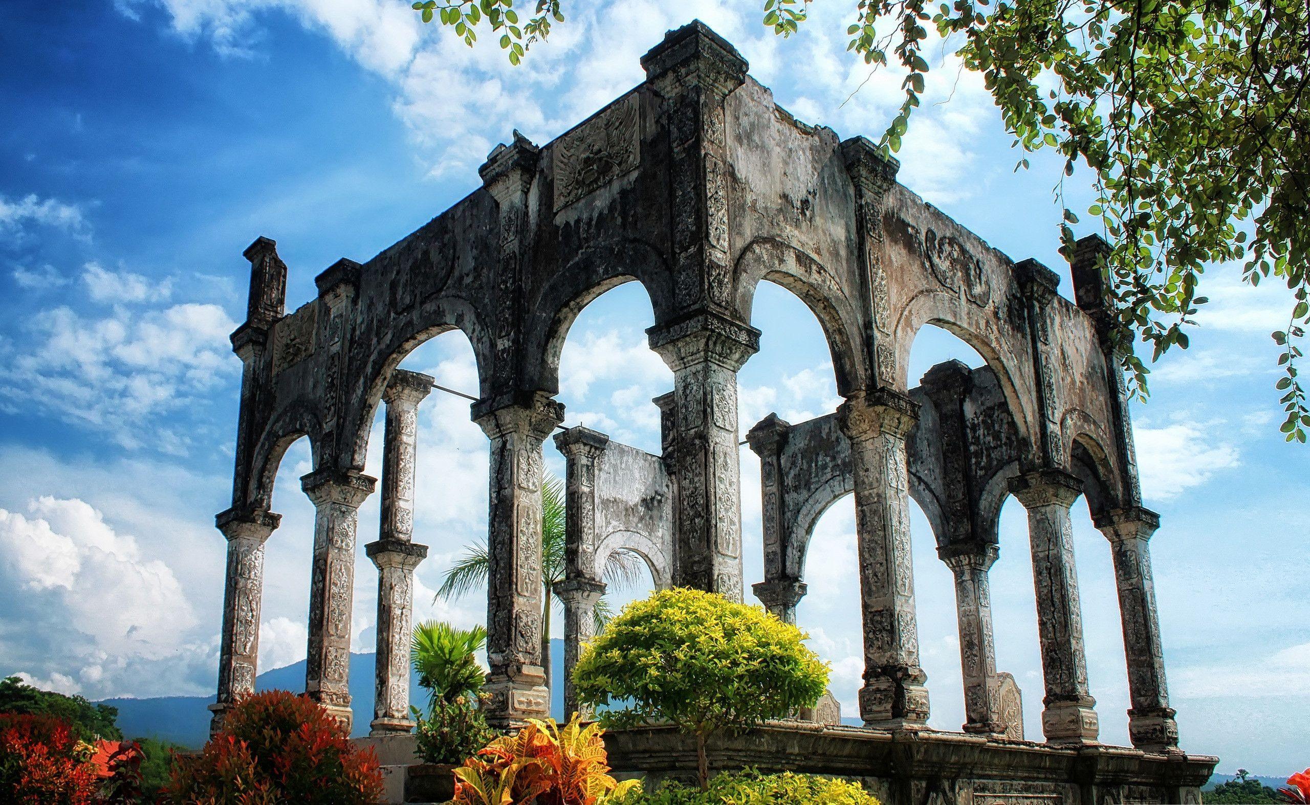 2560x1574 Taman Soekasada Ujung an old temple in Bali. Nature image, Best nature wallpaper, Beautiful places