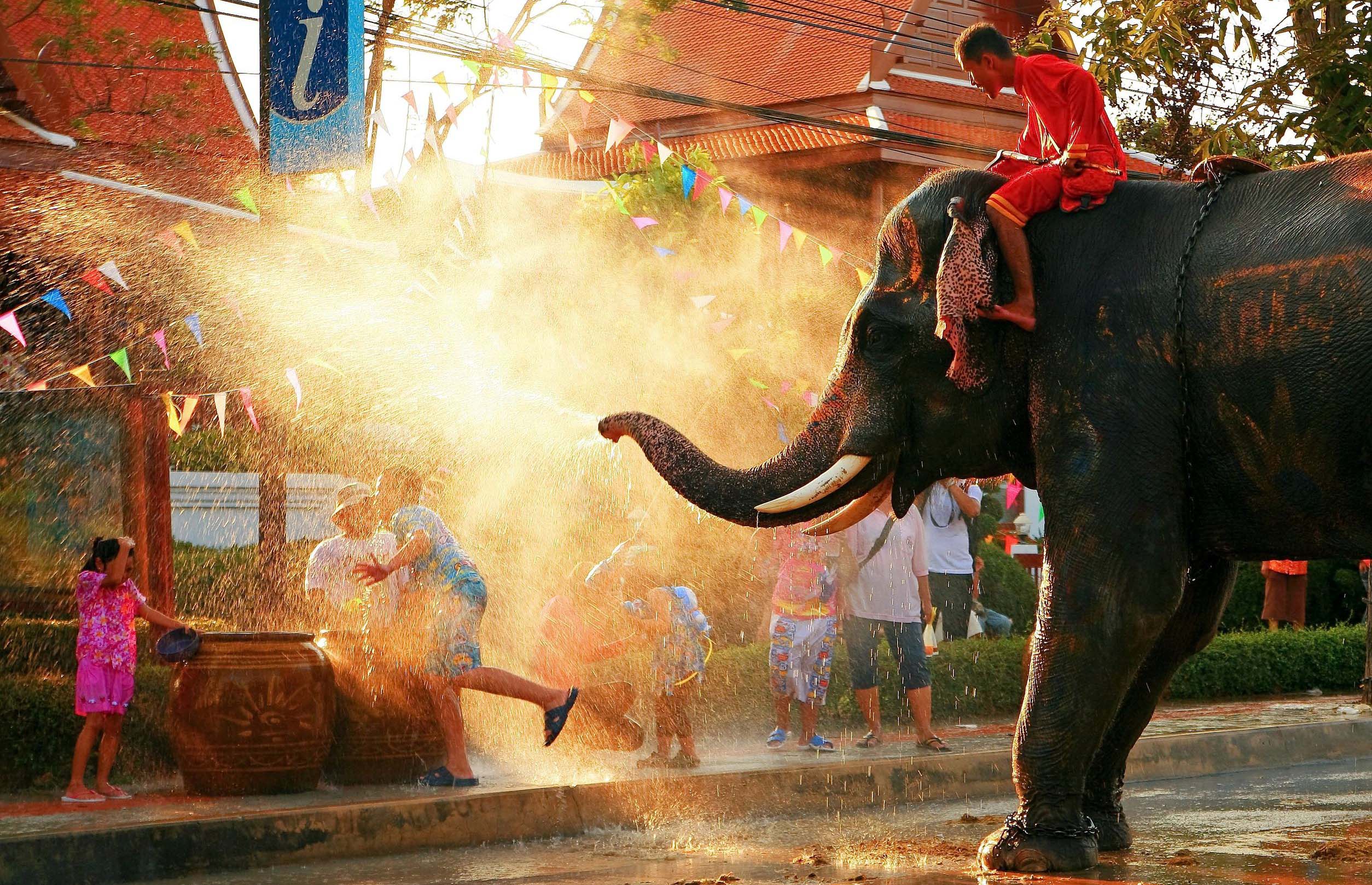 2508x1618 Songkran Festival Wallpaper